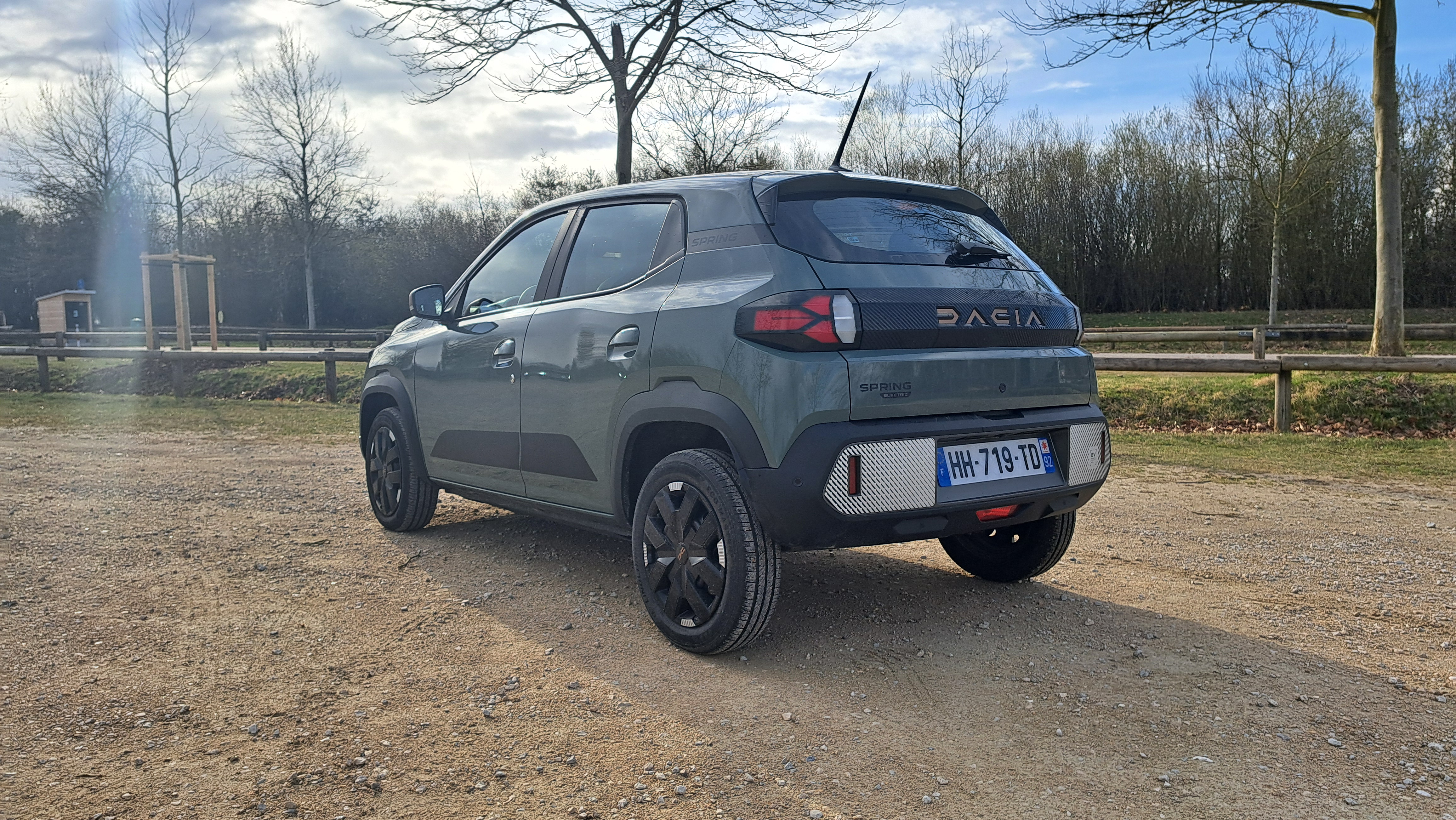 Dacia Spring hinten drei viertel oliv grün