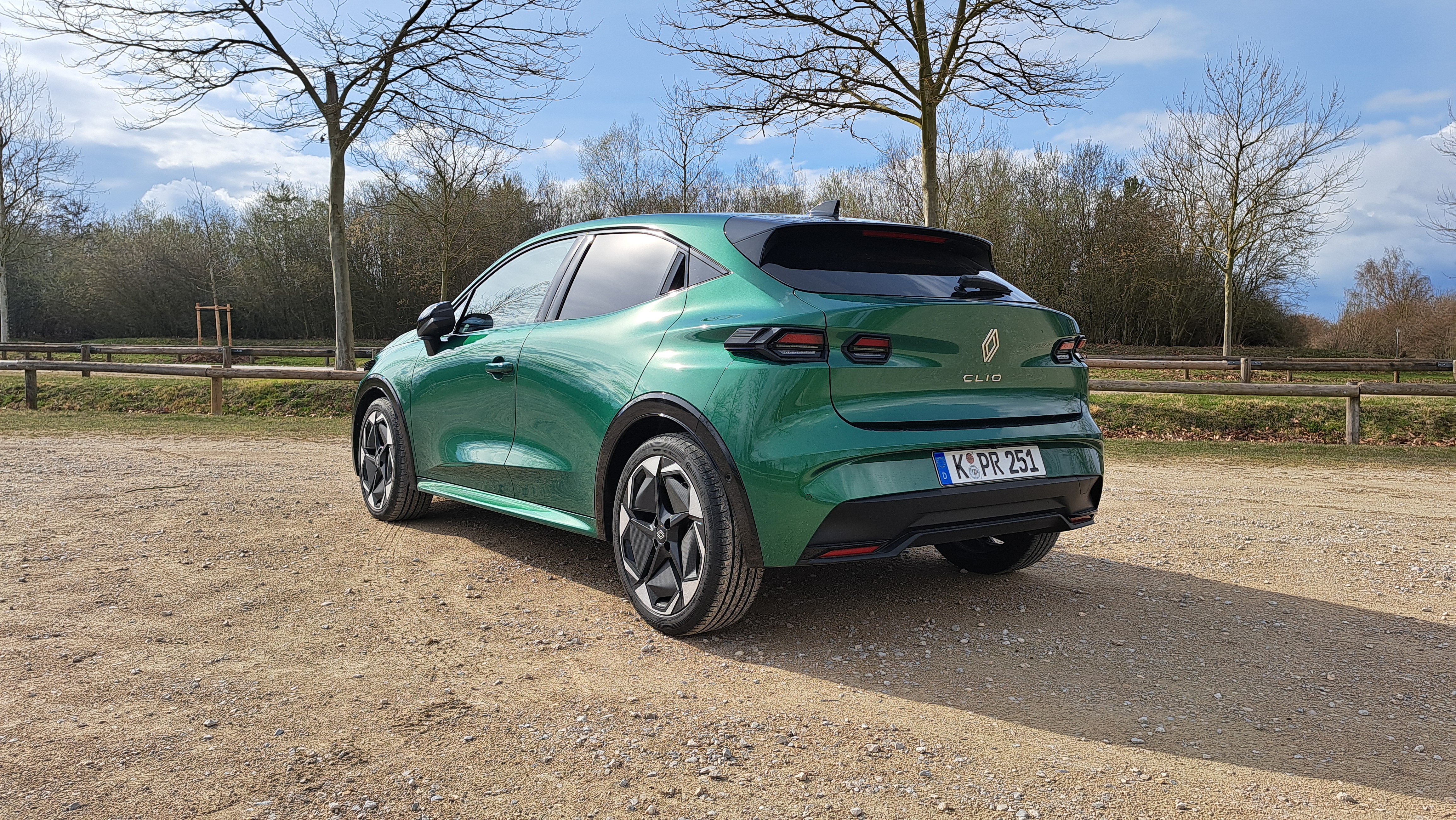 Renault Clio hinten dreiviertel grün stehend