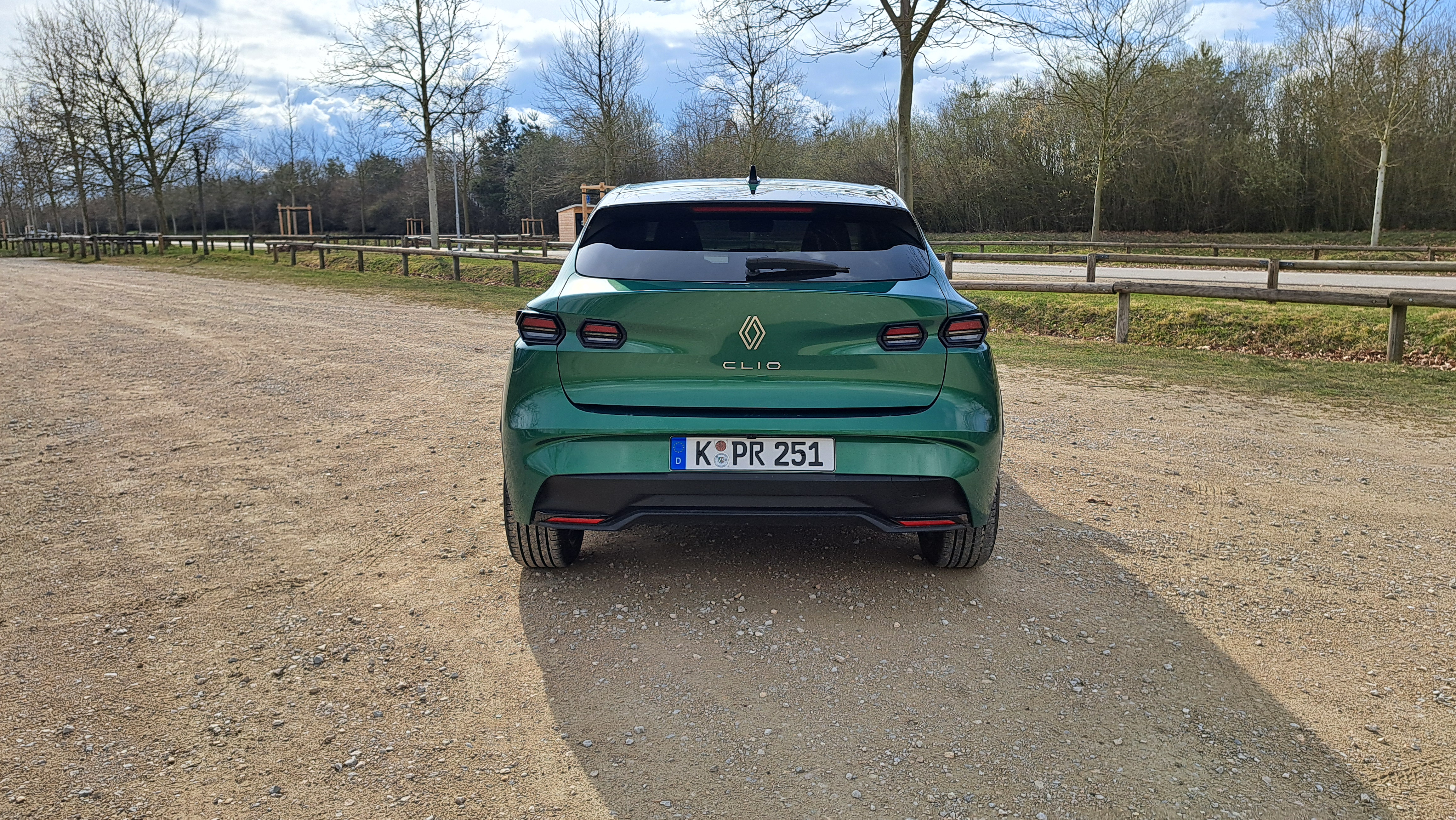 Renault Clio hinten grün stehend