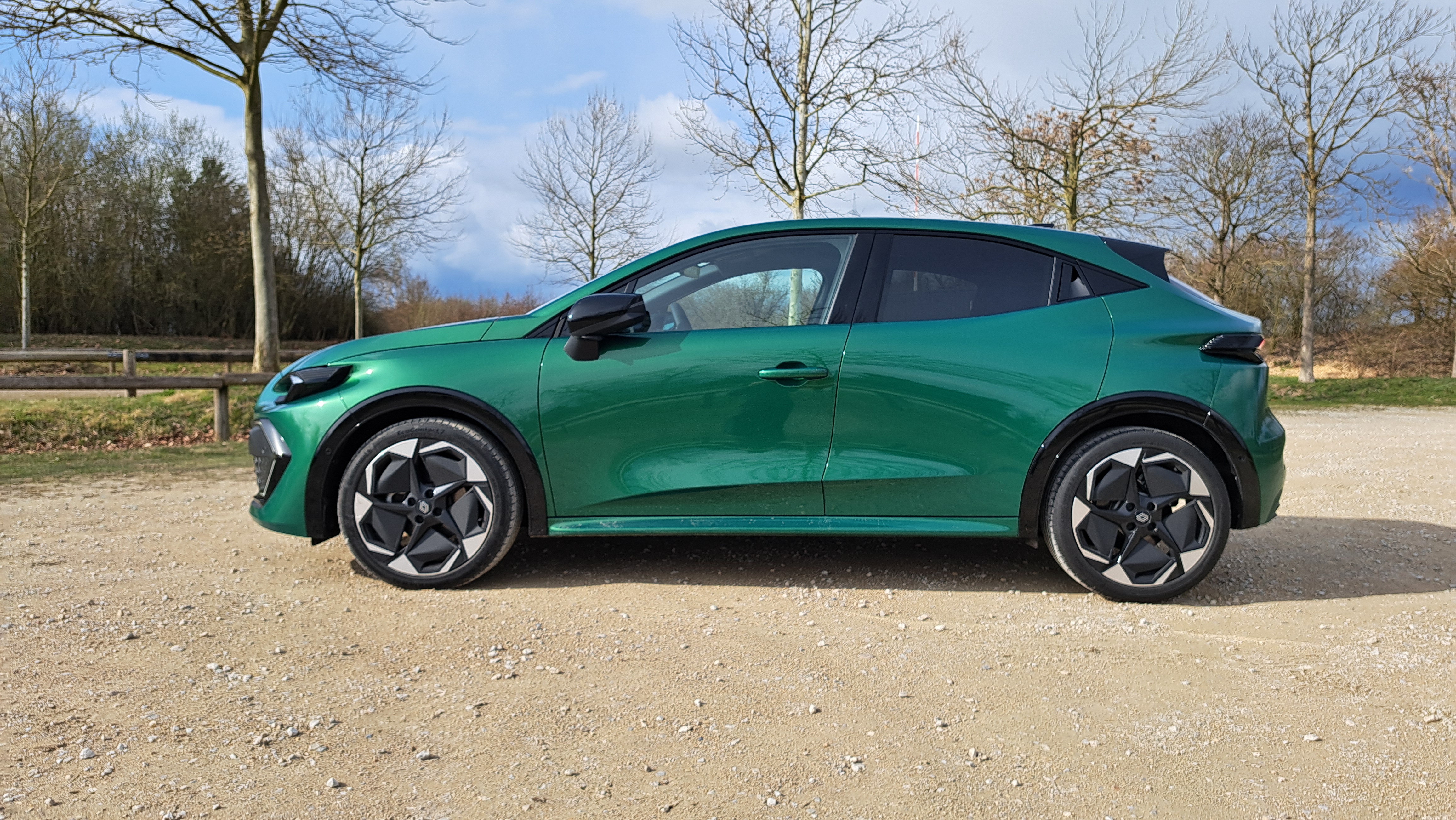 Renault Clio Seite grün stehend