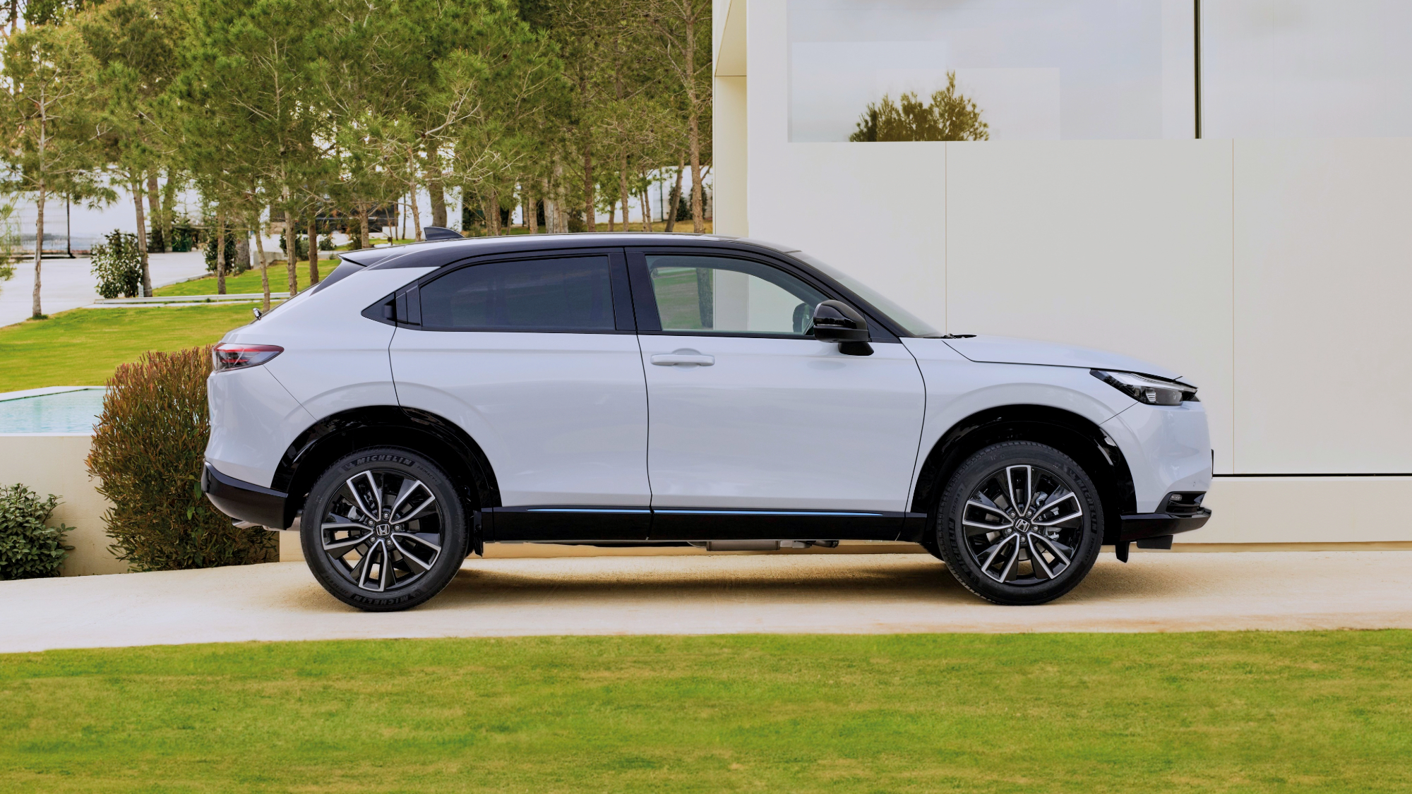 Honda HR-V e: HEV Platinum white pearl