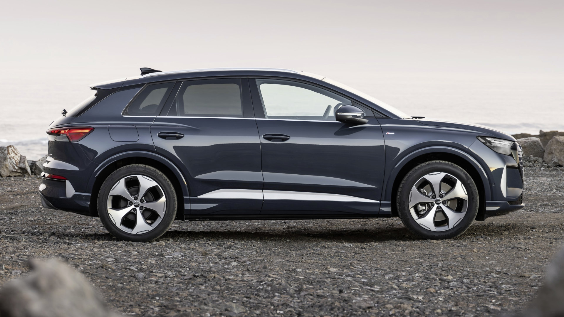 Audi Q4 e-tron Facelift seitlich stehend