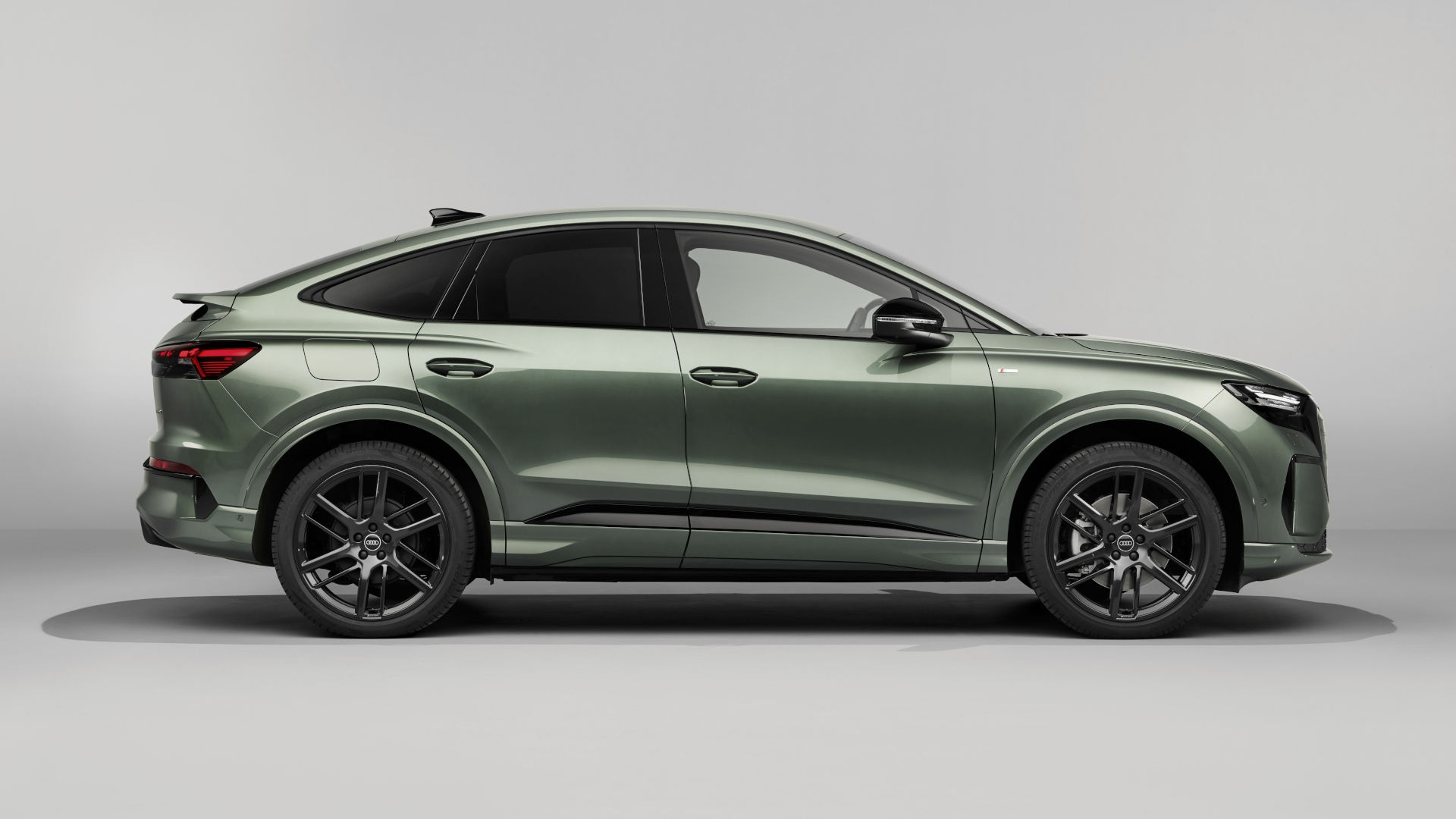 Audi Q4 Sportback e-tron Exterieur seitlich stehend