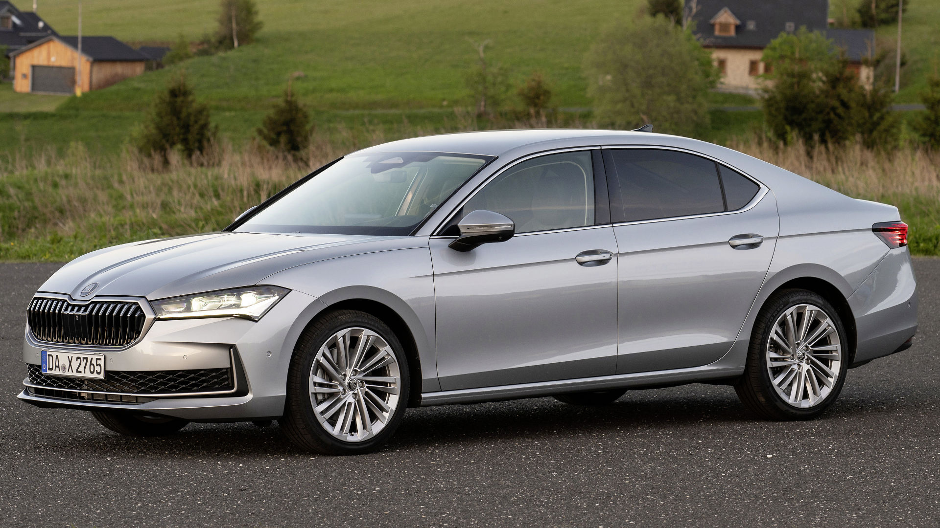 Skoda Superb Exterieur vorne seitlich stehend