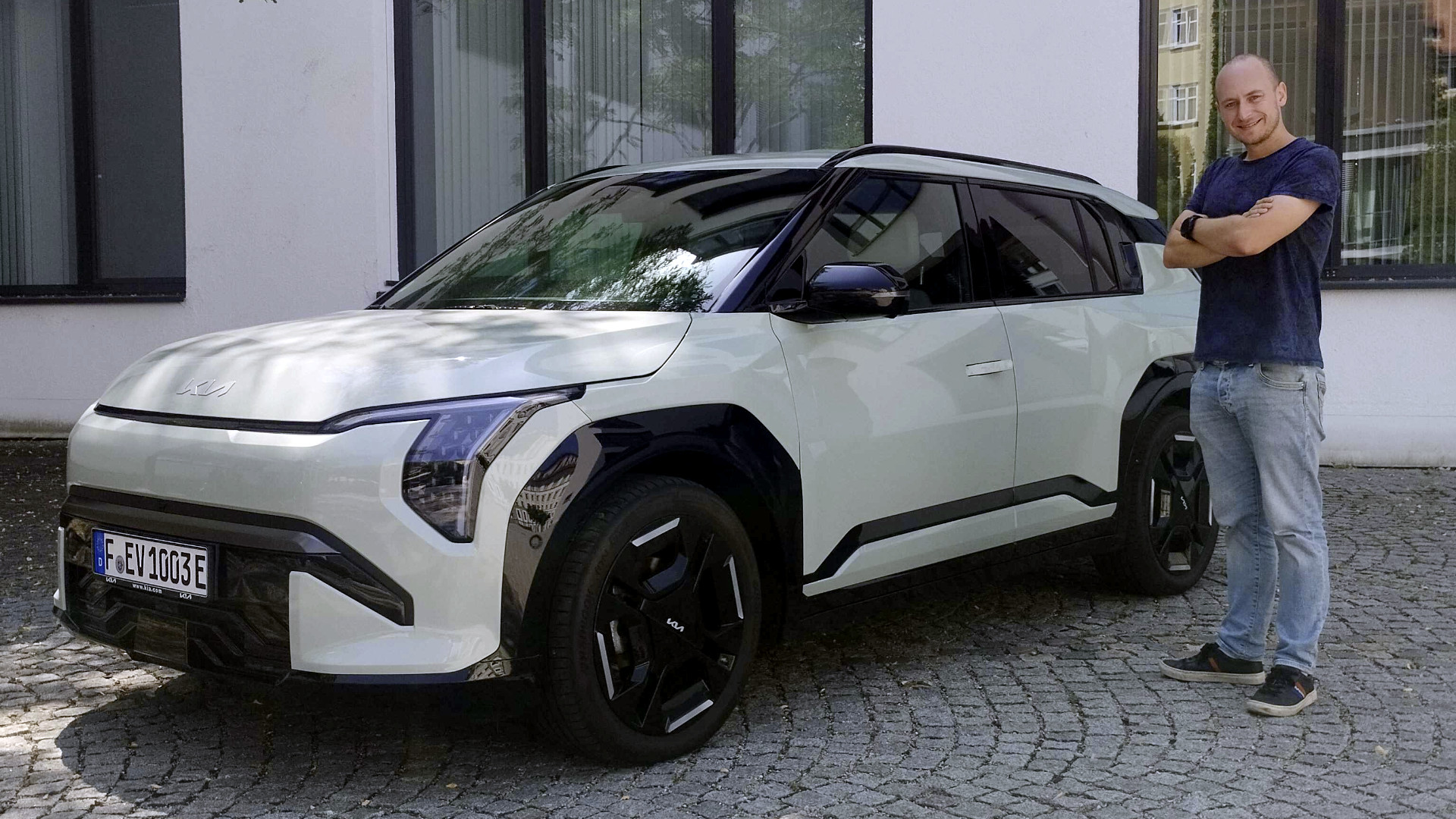Timon Werner-Pachmayr mit dem Kia EV3