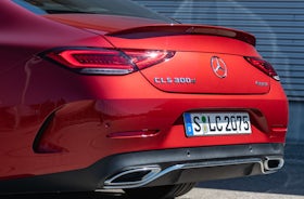 Mercedes-Benz CLS Rojo Jacinto detalles logo trasero