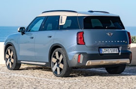 MINI Countryman Electric Review 2024 | Performance & Pricing | Carwow