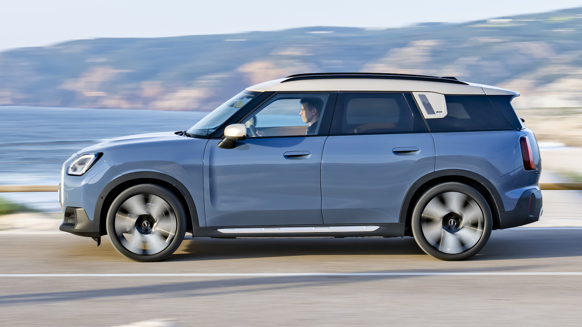 MINI Countryman Electric Review 2024 | Performance & Pricing | Carwow