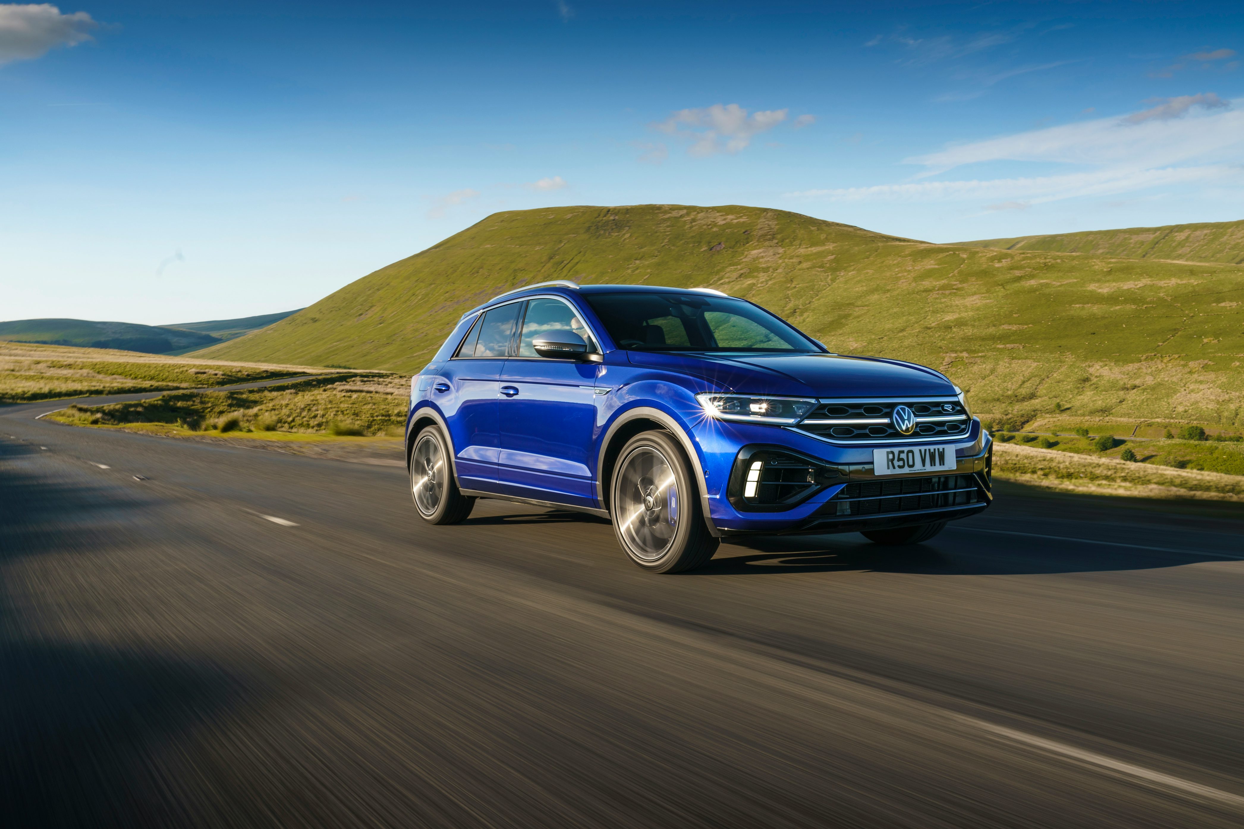 Volkswagen T-Roc R 2023 front 3/4 driving