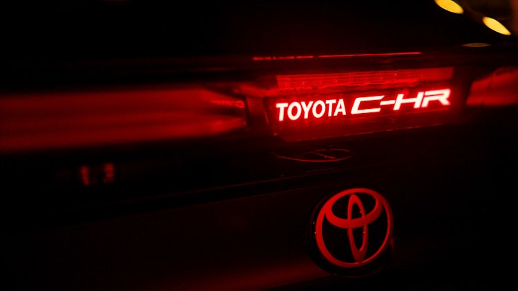 Toyota C-HR Hybrid Test 2017: Preis, Bilder, Kofferraum