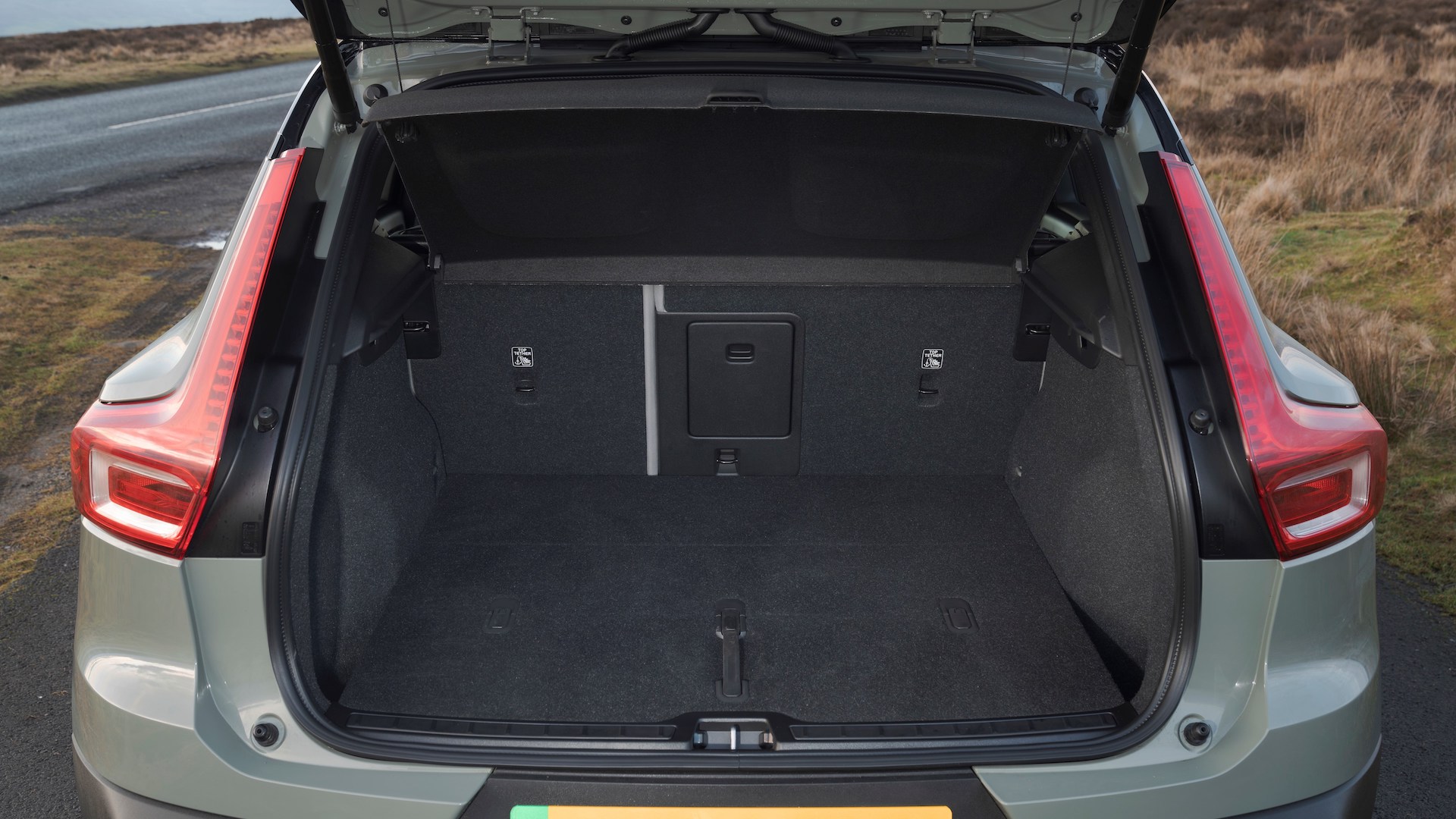 Volvo EX40 Review 2025 | Performance & Pricing | Carwow