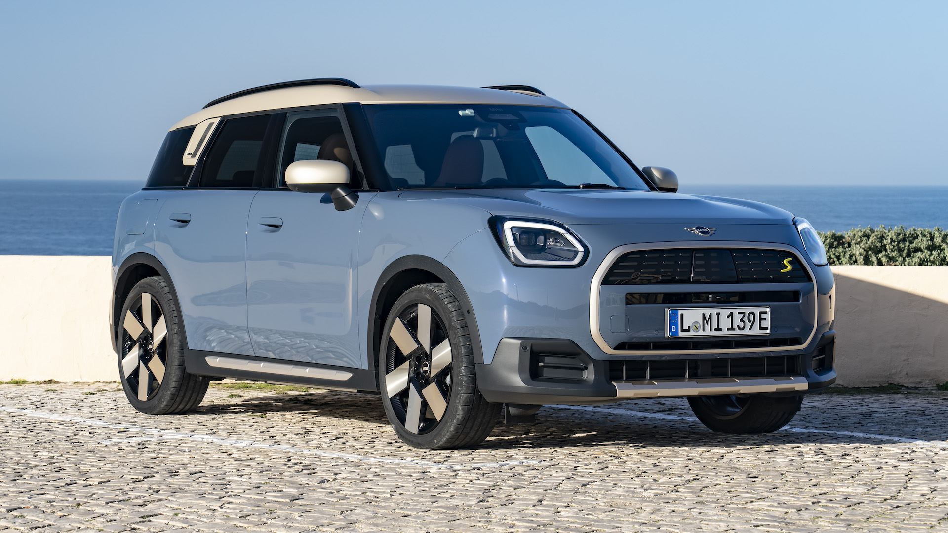 MINI Countryman Electric Review 2024 | Performance & Pricing | Carwow
