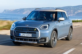 MINI Countryman Electric Review 2024 | Performance & Pricing | Carwow