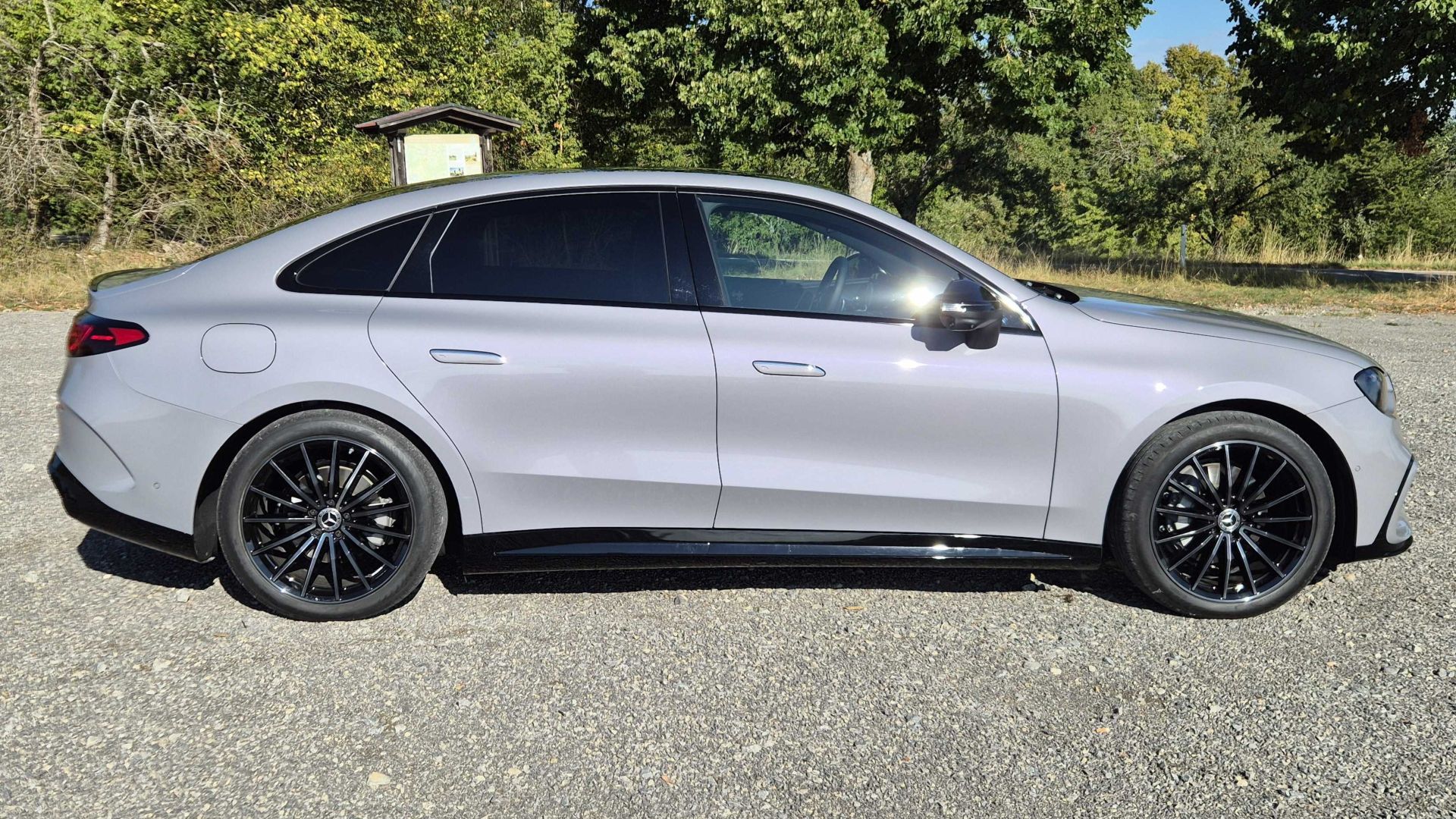Mercedes C-Klasse elektrisch Exterieur seitlich stehend