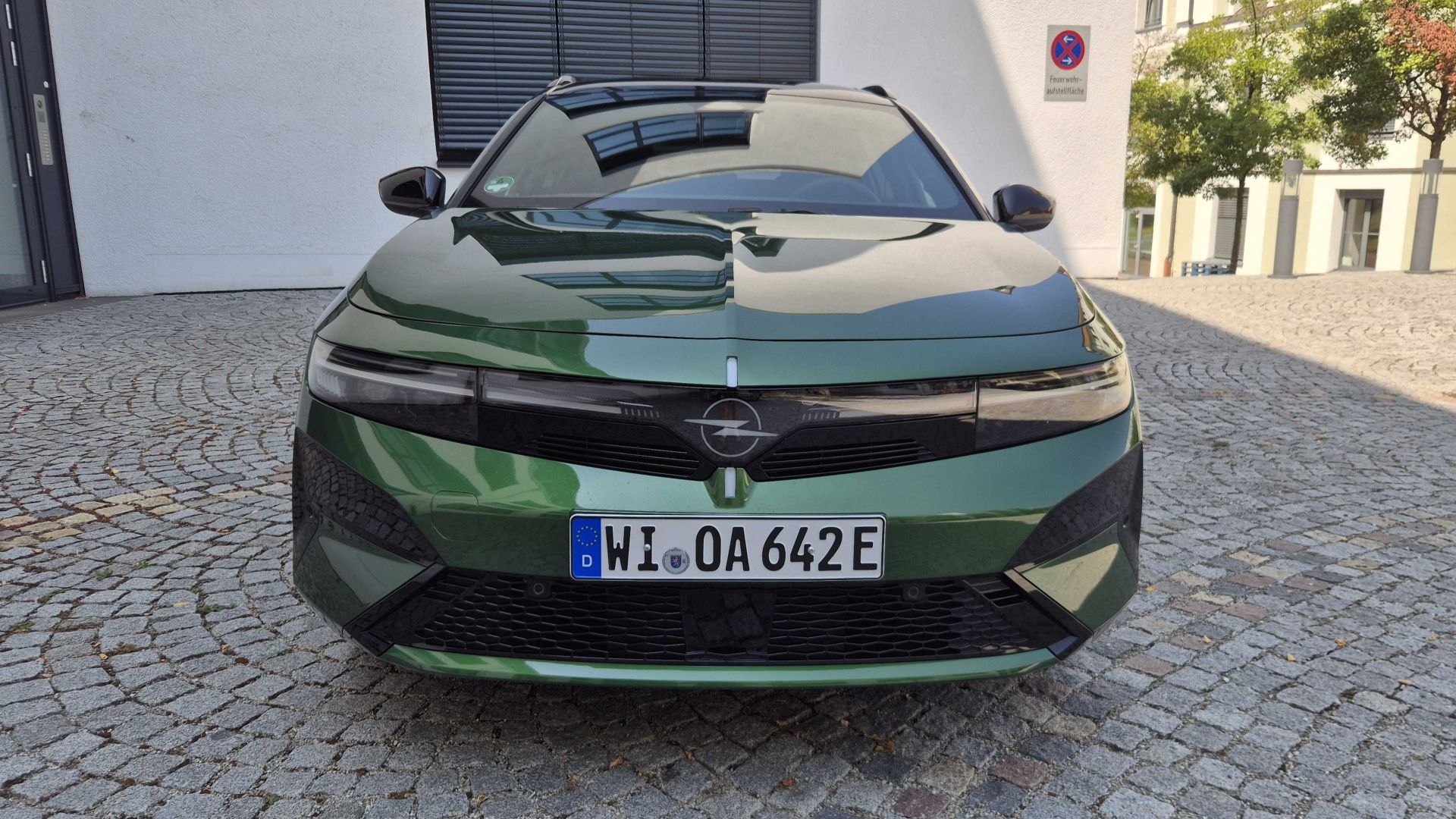 Opel Astra Electric Sports Tourer Exterieur Front stehend