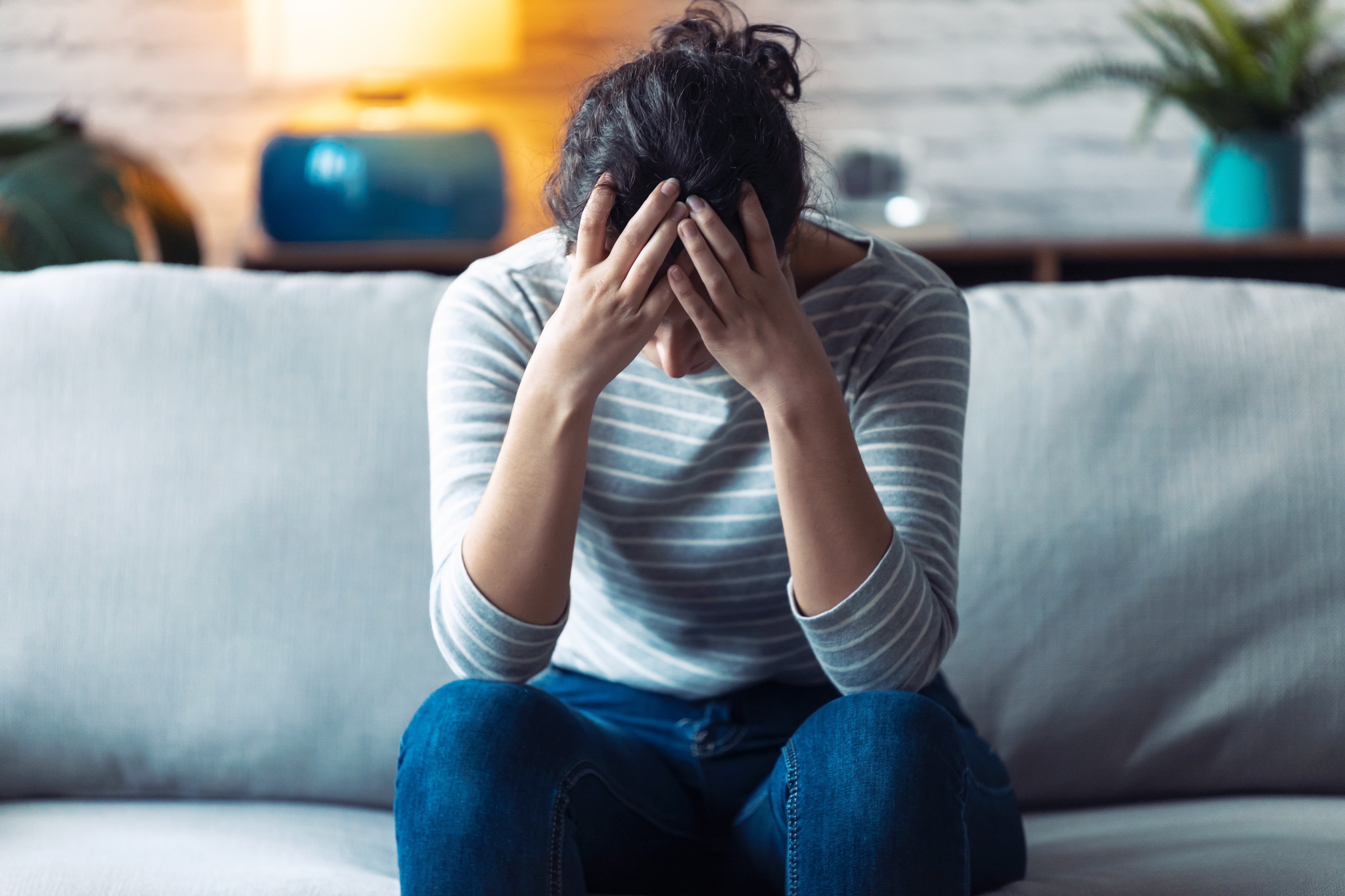 Парень в отчаянии. Люди у которых депрессия. Депрессия картинки. Страдающий человек. Депрессия картинки.