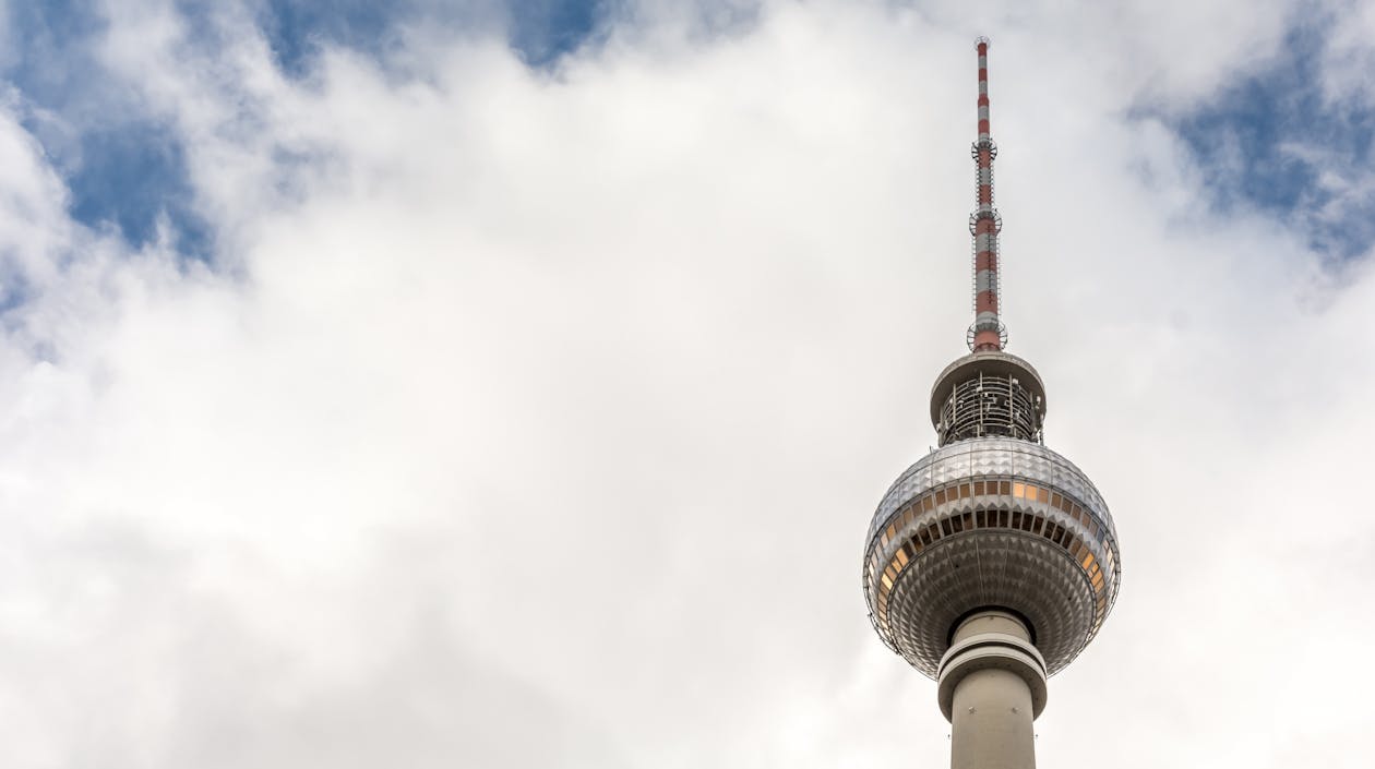 Fernsehturm im Wolkenhimmel