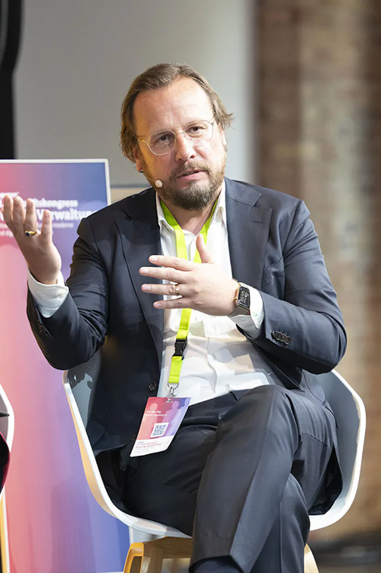 Jan-Lars Bey diskutiert auf dem Zukunftskongress 2025 in Berlin