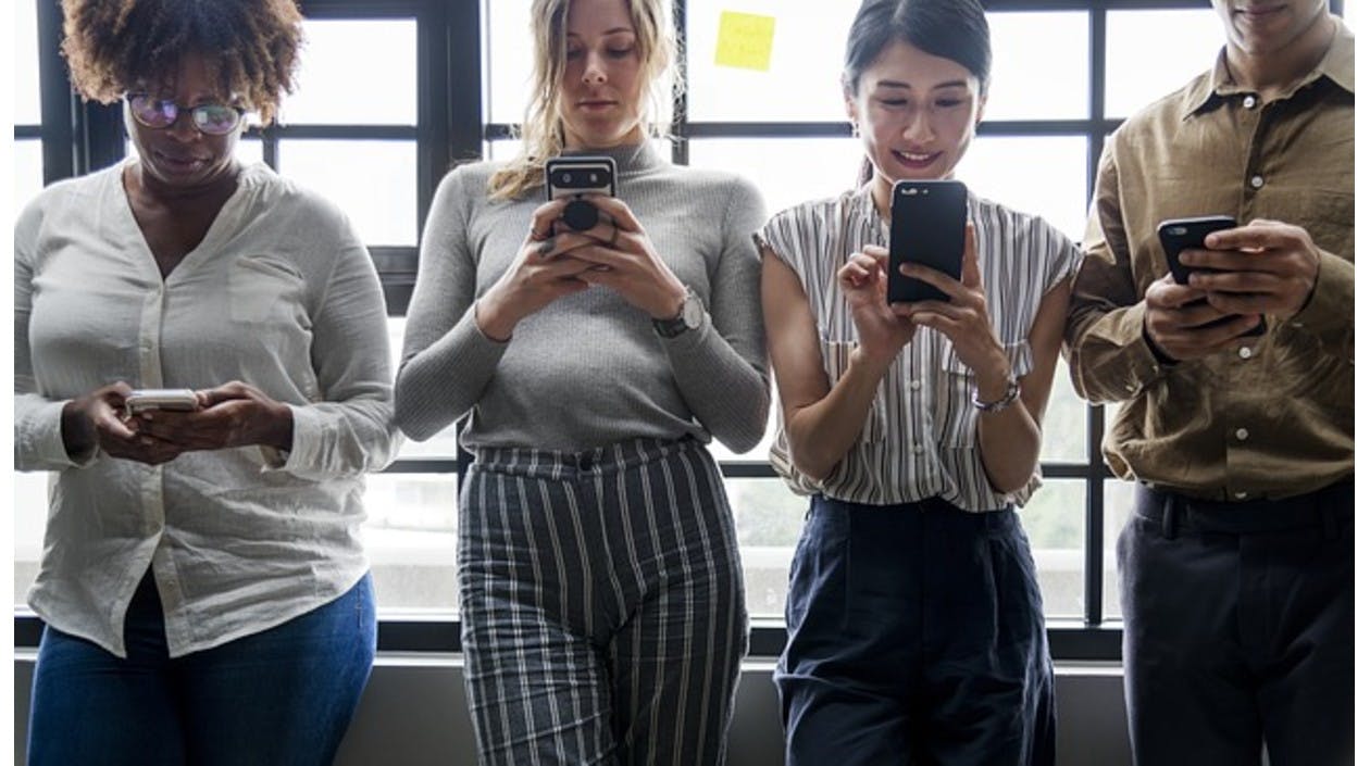 Personen mit Smartphones