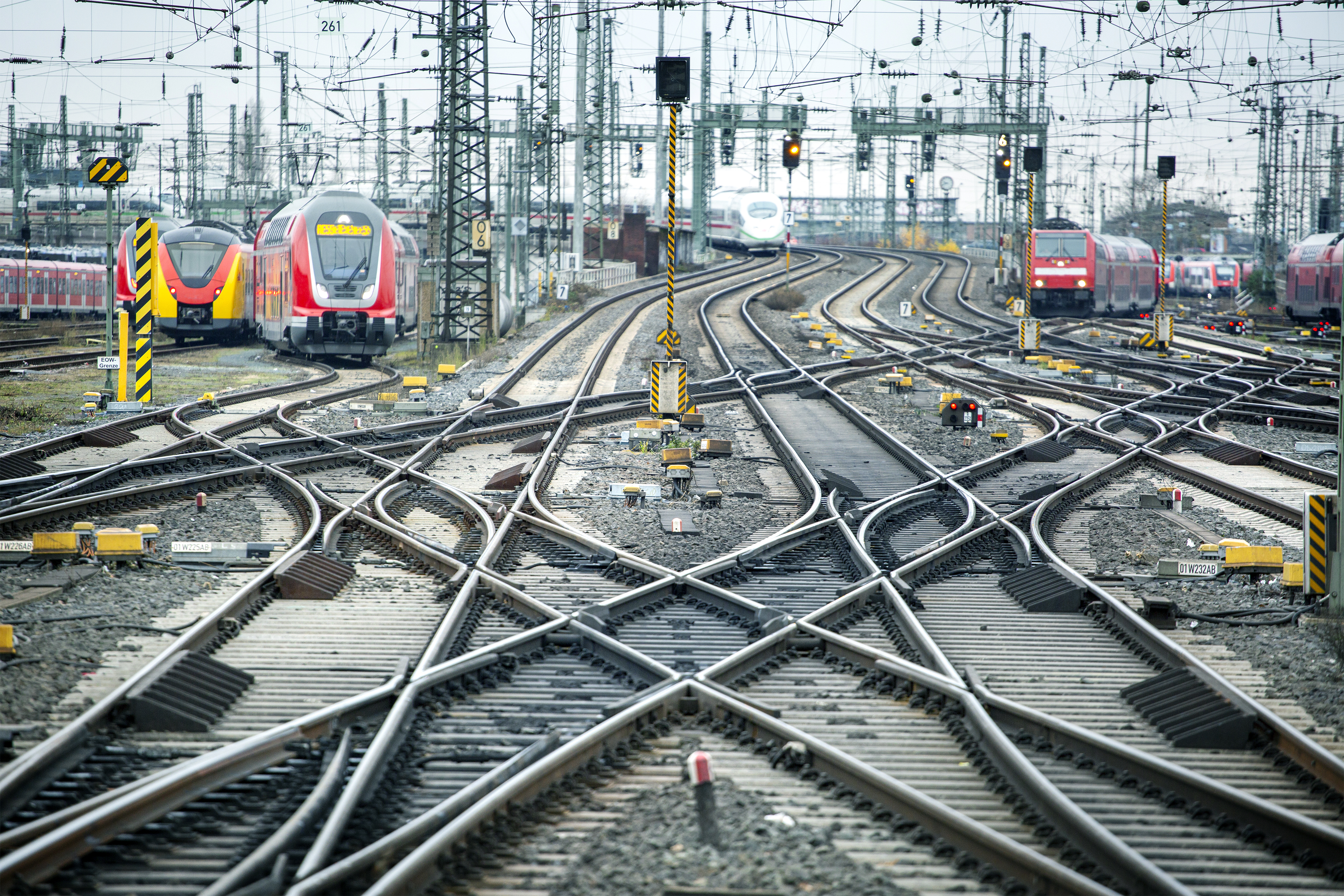 Regional- und Fernzüge auf einem weitläufigen Schienennetz mit zahlreichen Weichen