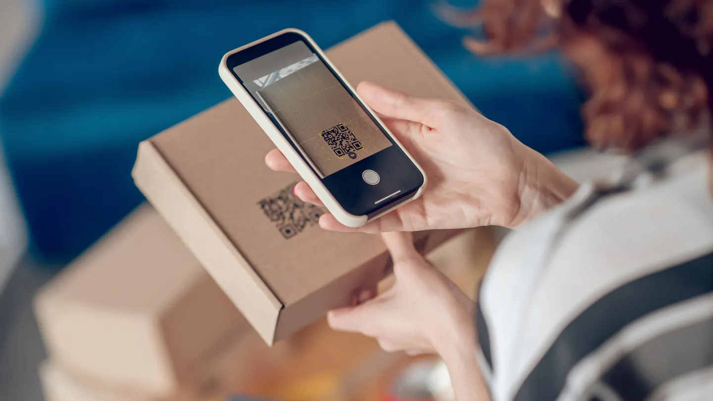 QR-Code auf einem Karton mit Handy Scannen