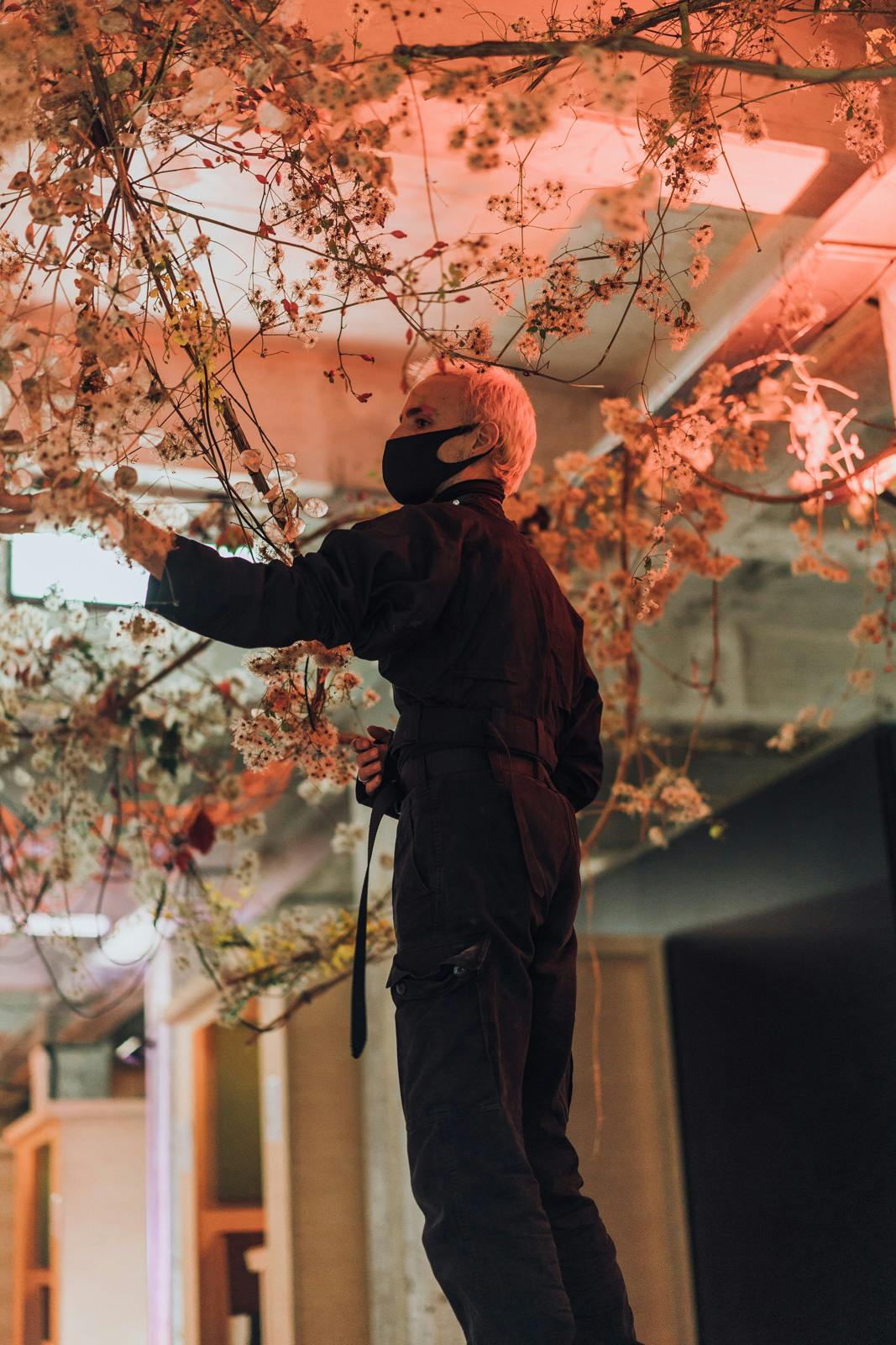 Frank Peroni prepares his and Vinzenz Hangler's BIOMIMIKRY installation | Signals Festival 2020 at Catalyst Berlin | Photo by Dico Baskoro