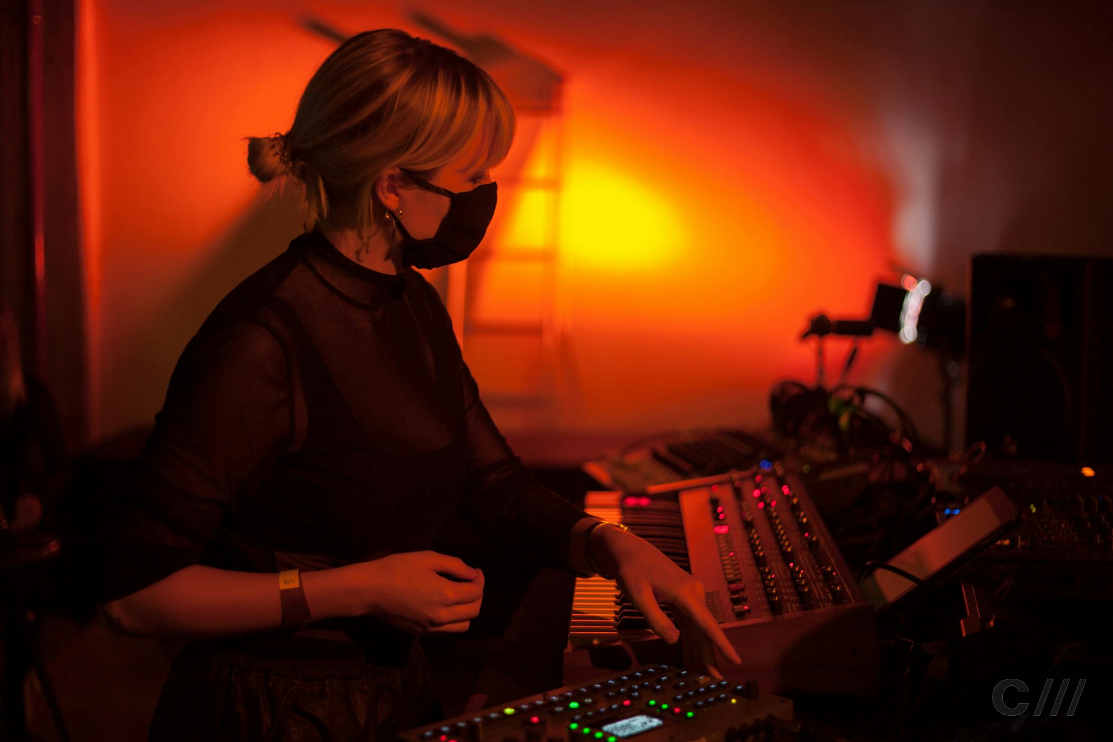 Stina Francina performance at Signals Festival 2020 at Catalyst Berlin | Photo by Ian Dunham