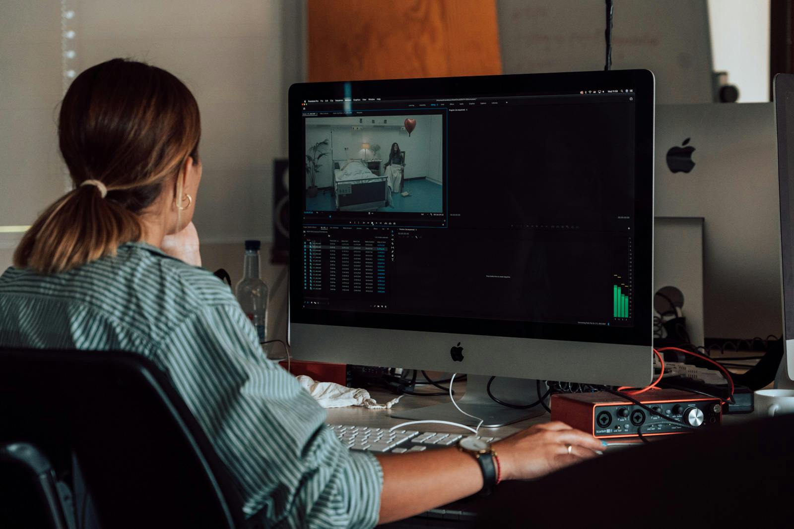 Student editing during film Production class in Fabrik classrooms at Catalyst in Funkhaus. 