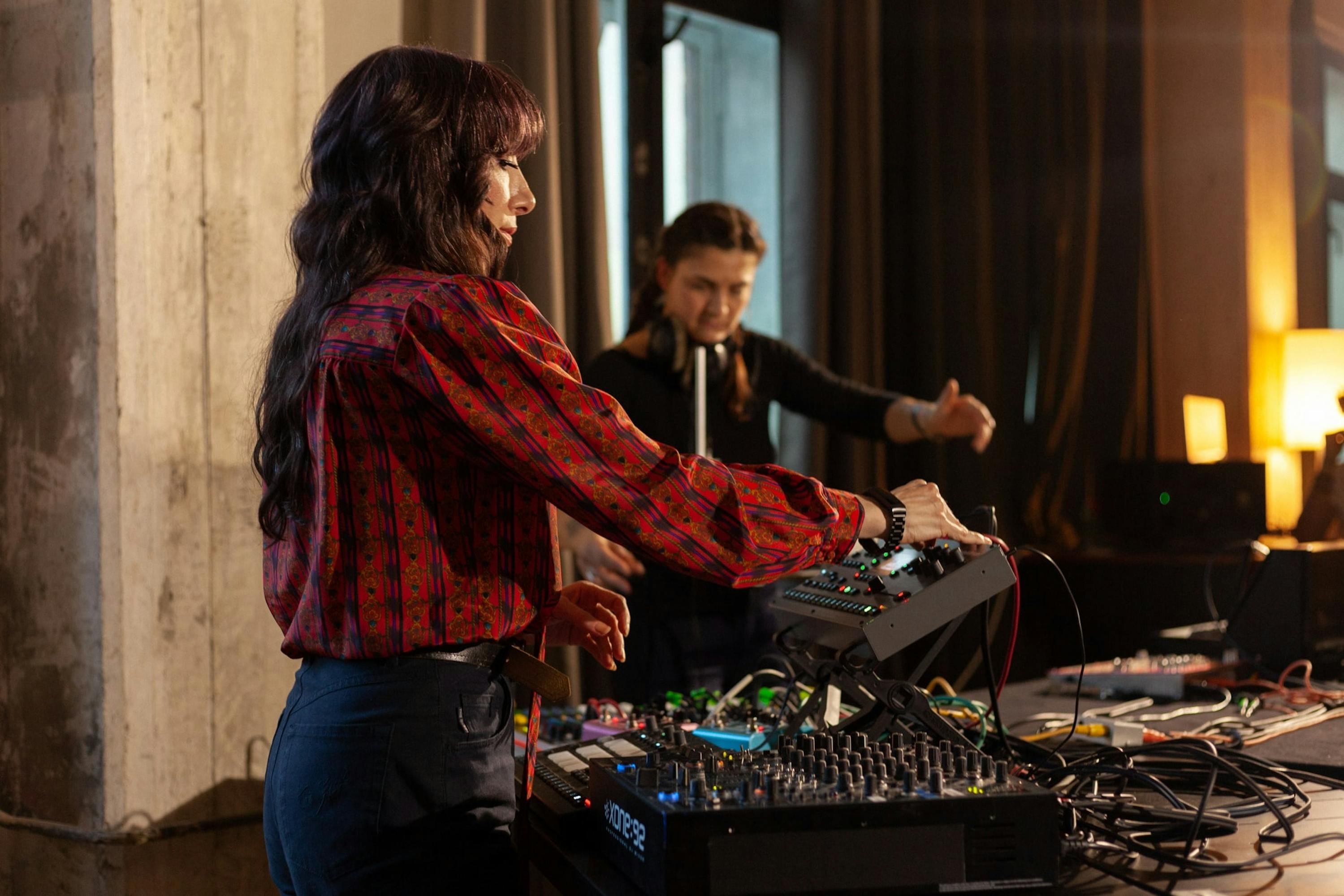 Lady Starlight and Sarah Kivi live in a jam session