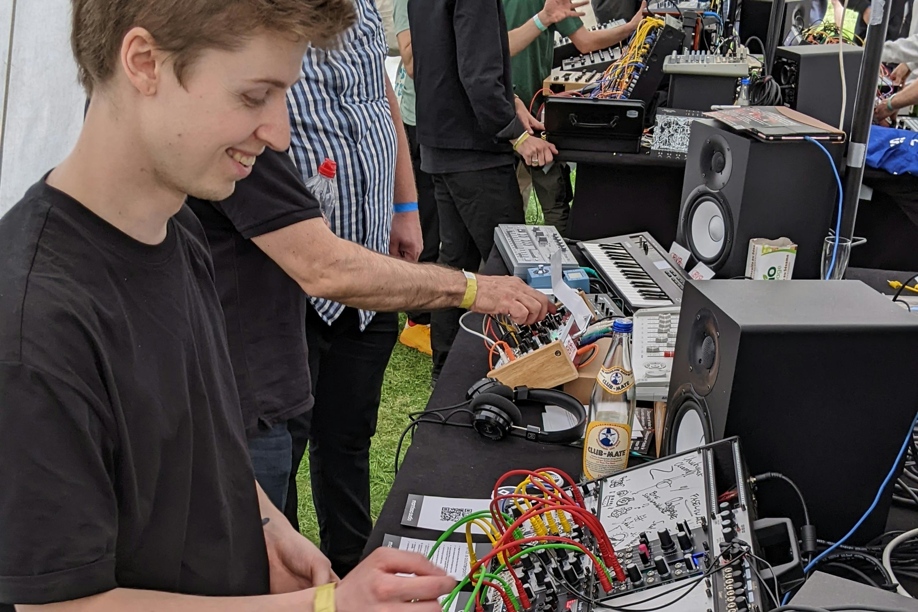 alumni Frederic Scheer displaying his product at Superbooth