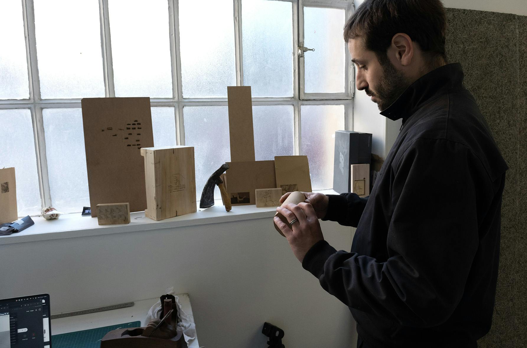VFX tutor Arthur Debert creating models, by Céline Poutas, 2024