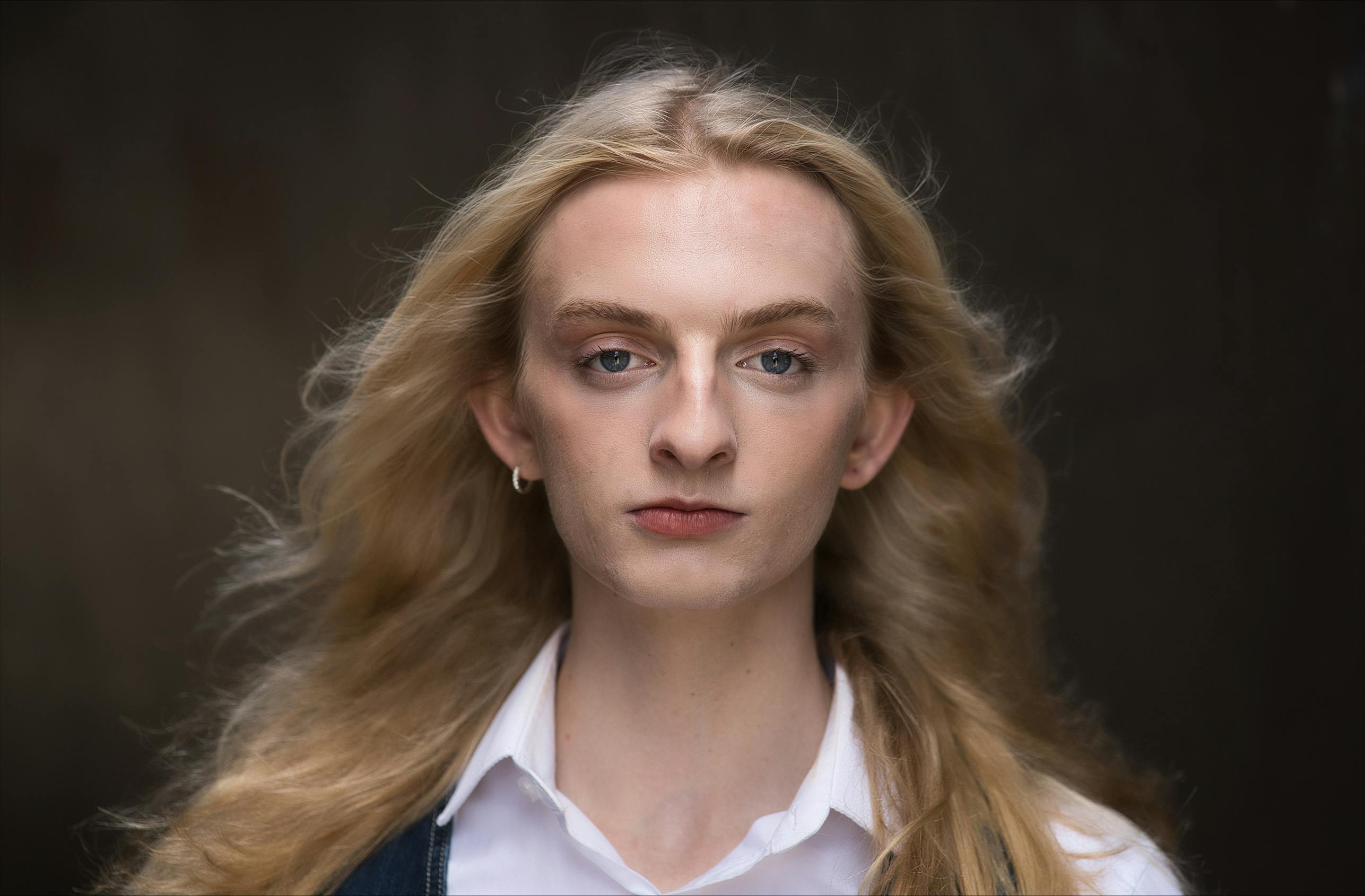 screen acting graduate Rhys Williams looking into the camera by Christian A. Rogler