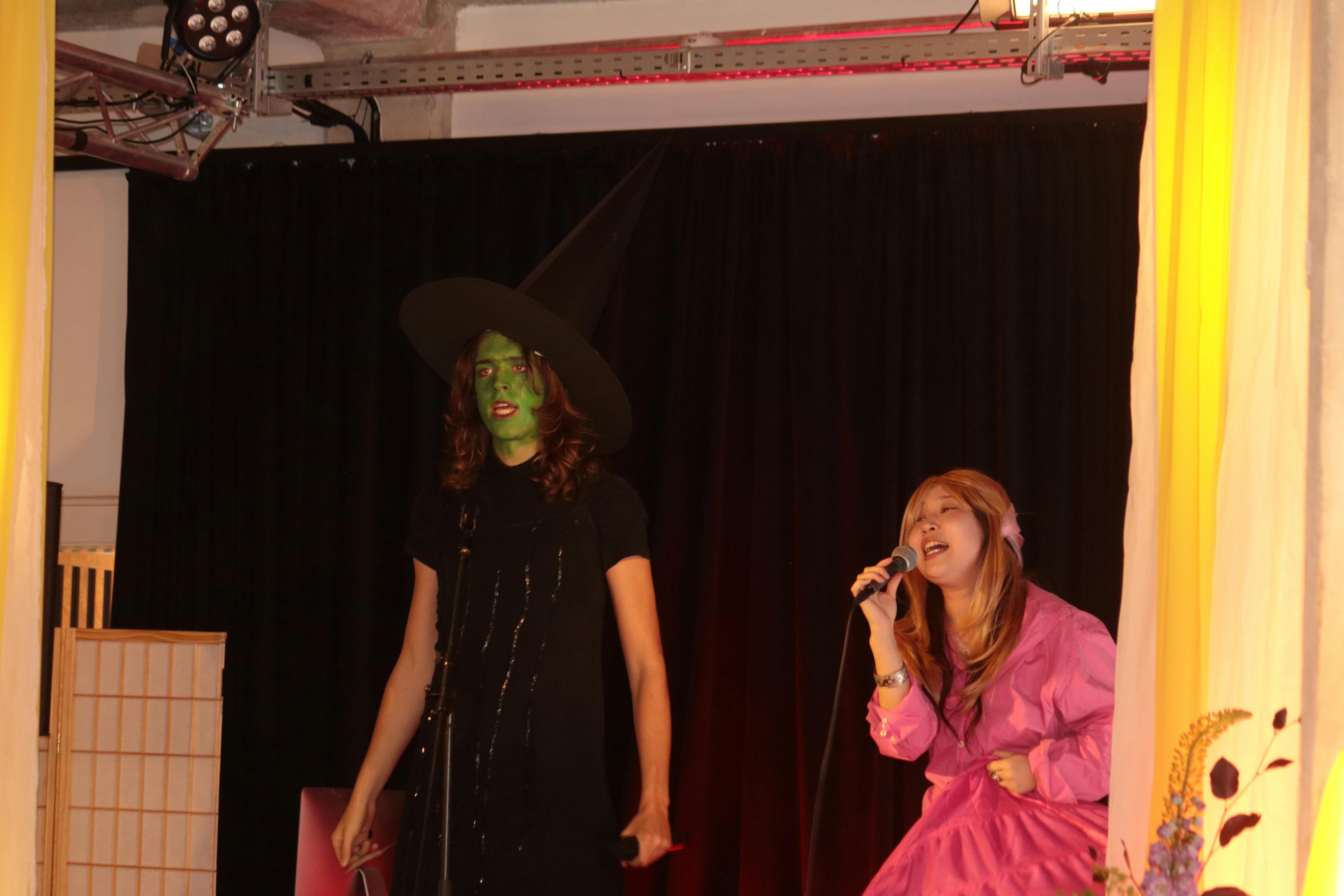 The hosts Aisha Kalymzhanova and Ilja van Ravels, dressed like the main characters from Wicked