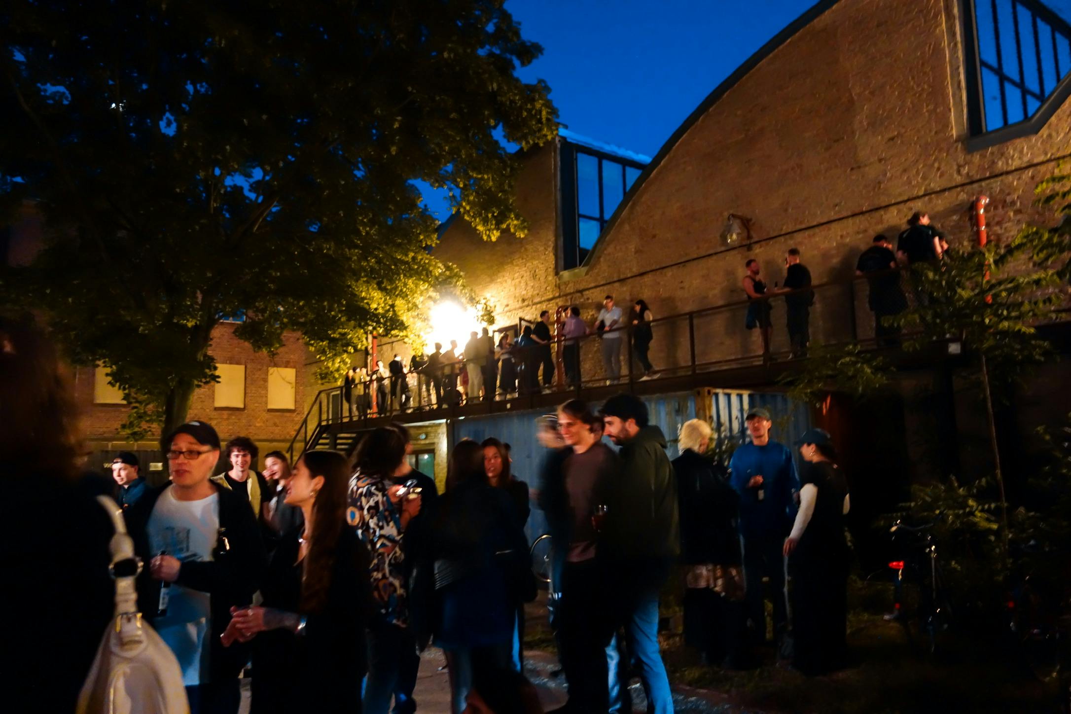 The crowd partying outside 