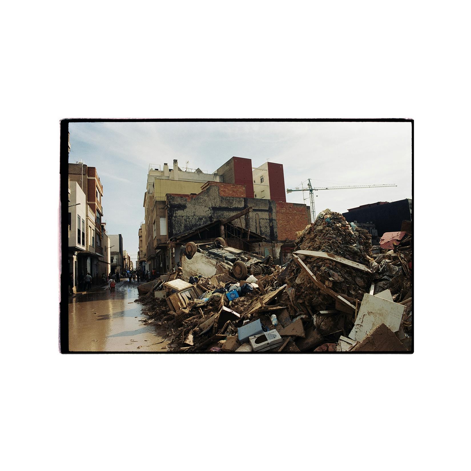Analog photo following the aftermath of the 2024 flooding in Valencia (DANA), part of the documentary photography work of Ian Margio (Catalyst alum)
