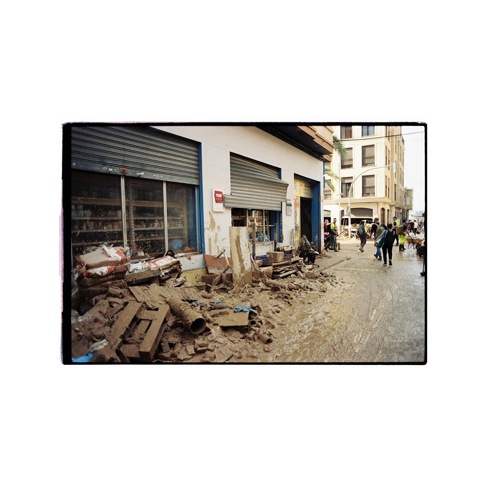 Analog photo following the aftermath of the 2024 flooding in Valencia (DANA), part of the documentary photography work of Ian Margio (Catalyst alum)