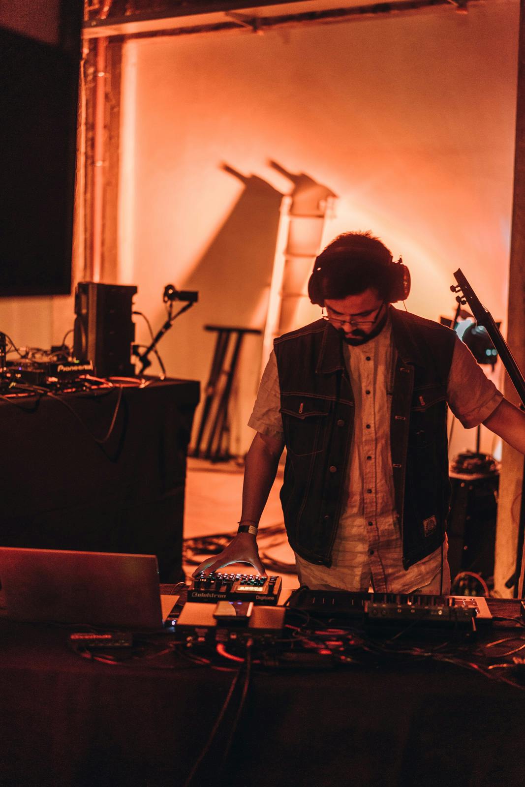 Samaquias Lorta performs Microcosm at Signals Festival 2020 at Catalyst Berlin | Photo by Dico Baskoro