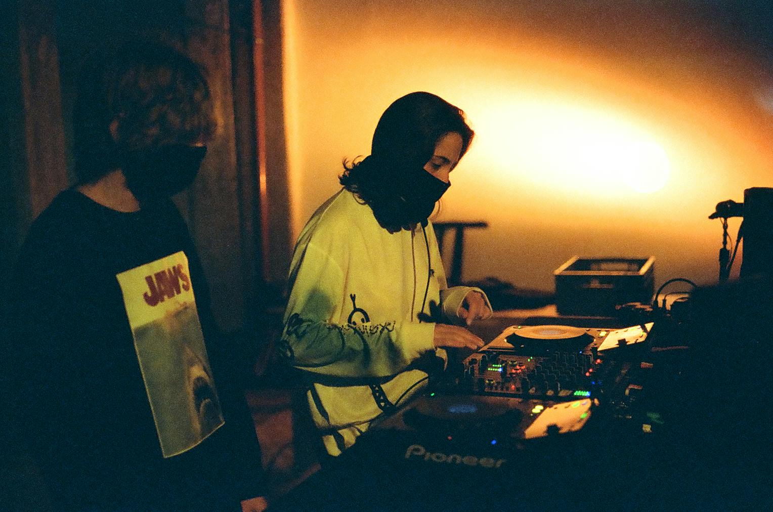 Cocktail Party Effect and alys perform b2b at Signals Festival 2020 at Catalyst Berlin | Photo by Frankie Casillo