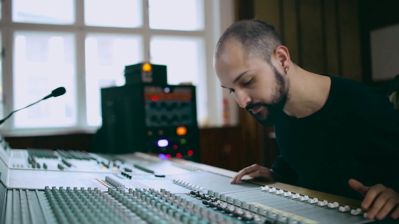 Catalyst Berlin Creative Audio Production & Sound Engineering student Alonso Boniche recording a live Studio Session by electronica duo Otari