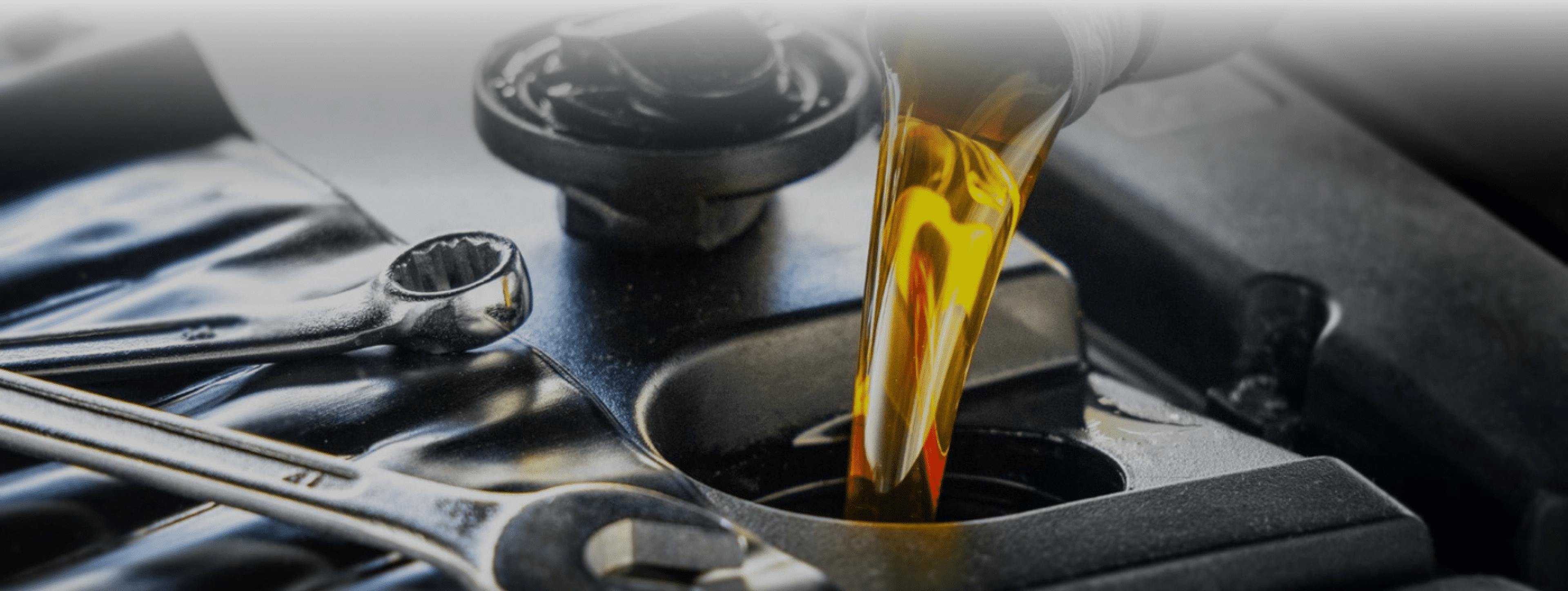 Filling up engine oil in the car's oil reservoir