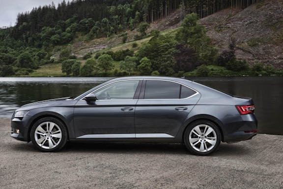 Skoda Superb side exterior