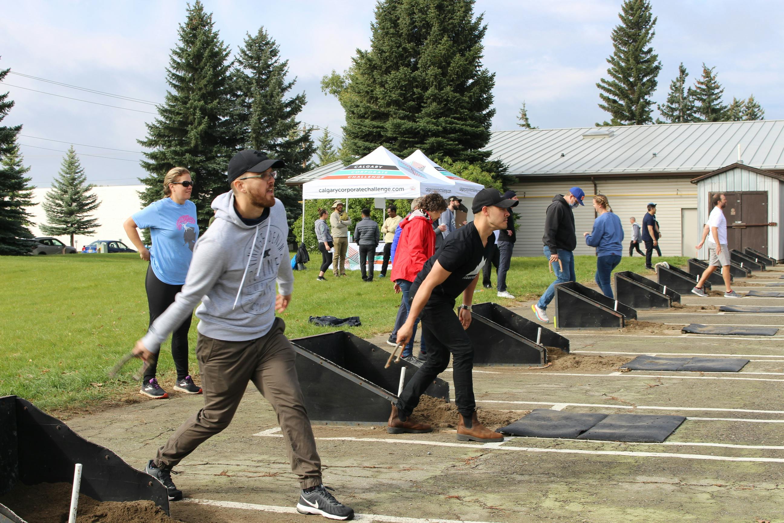 participants throwing horseshoes