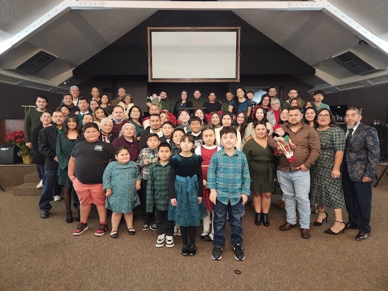 Congregación de Casa de Oración, Modesto sonriendo durante un evento.