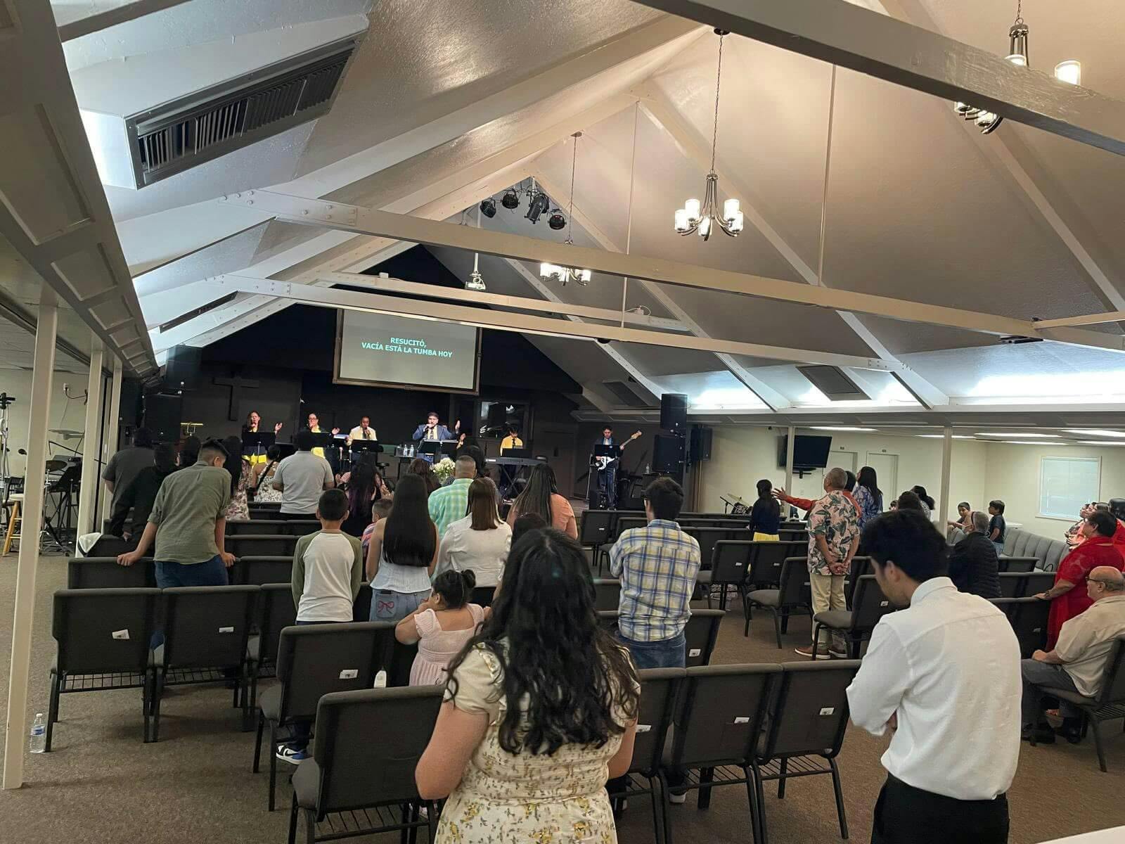 Congregación de Casa de Oración durante un servicio de adoración.