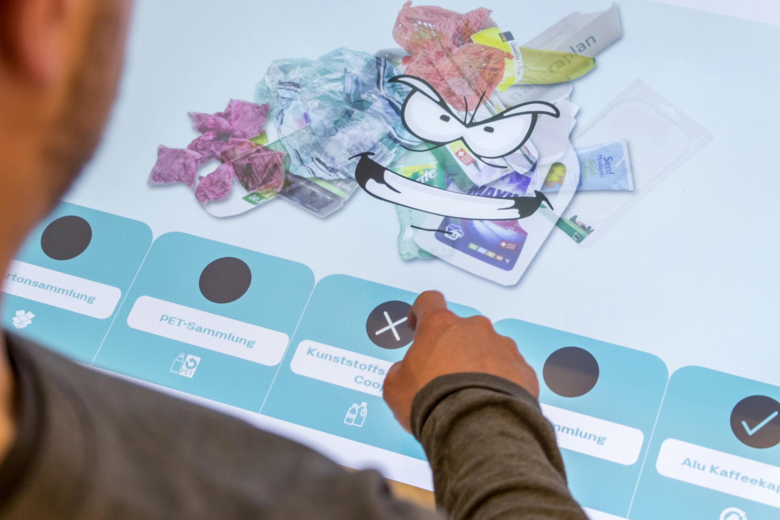 Cedric Kegreiss, Coop, Plastik, Game, Grafik, Design, Gestaltung, Spreitenbach, Basel, Ausstellung, Interaction-Design, Screen-Design, Migros, Plastic