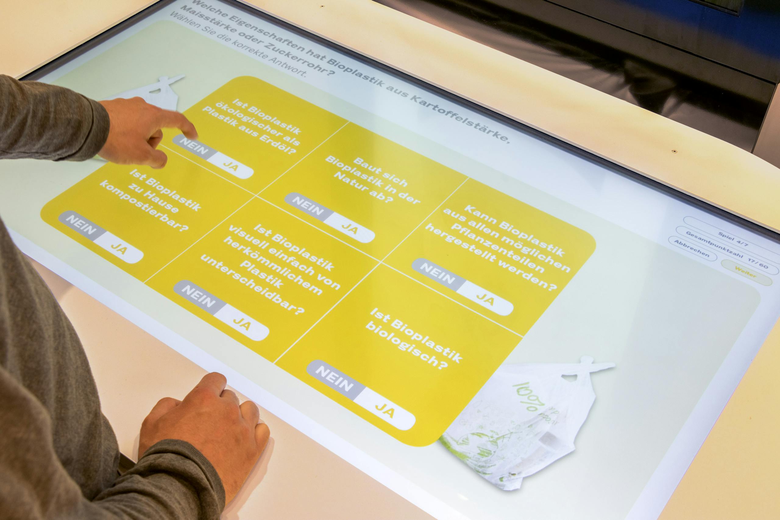 Cedric Kegreiss, Coop, Plastik, Game, Grafik, Design, Gestaltung, Spreitenbach, Basel, Ausstellung, Interaction-Design, Screen-Design, Migros, Plastic
