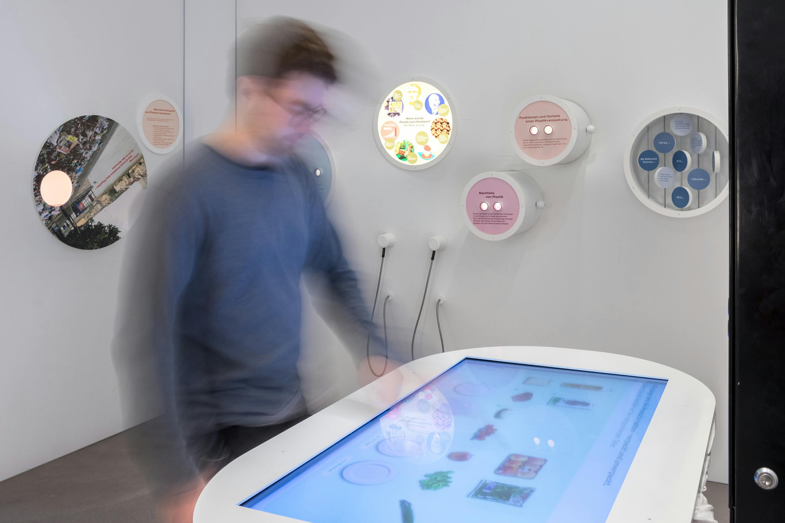 Cedric Kegreiss, Coop, Plastik, Game, Grafik, Design, Gestaltung, Spreitenbach, Basel, Ausstellung, Interaction-Design, Screen-Design, Migros, Plastic
