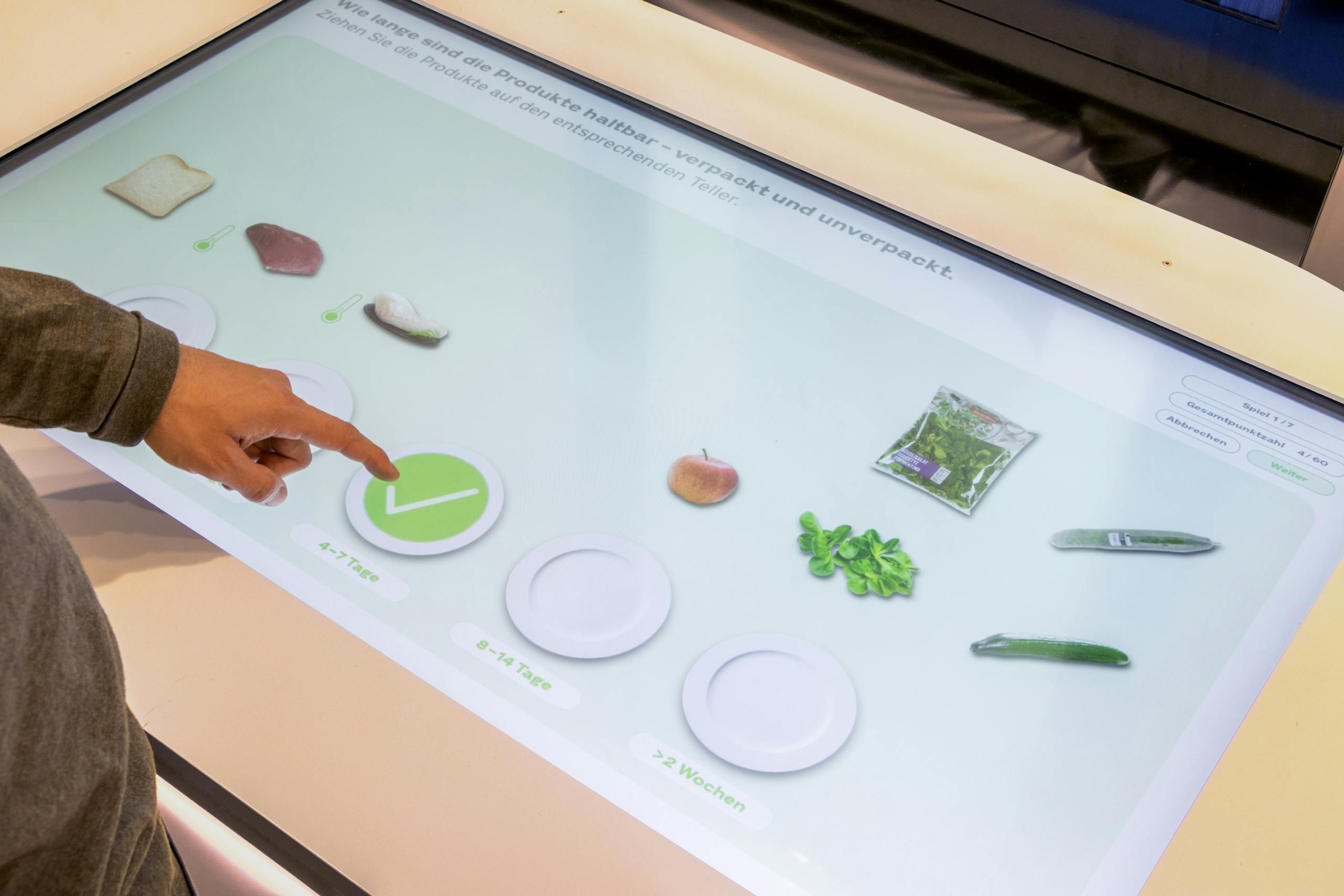 Cedric Kegreiss, Coop, Plastik, Game, Grafik, Design, Gestaltung, Spreitenbach, Basel, Ausstellung, Interaction-Design, Screen-Design, Migros, Plastic