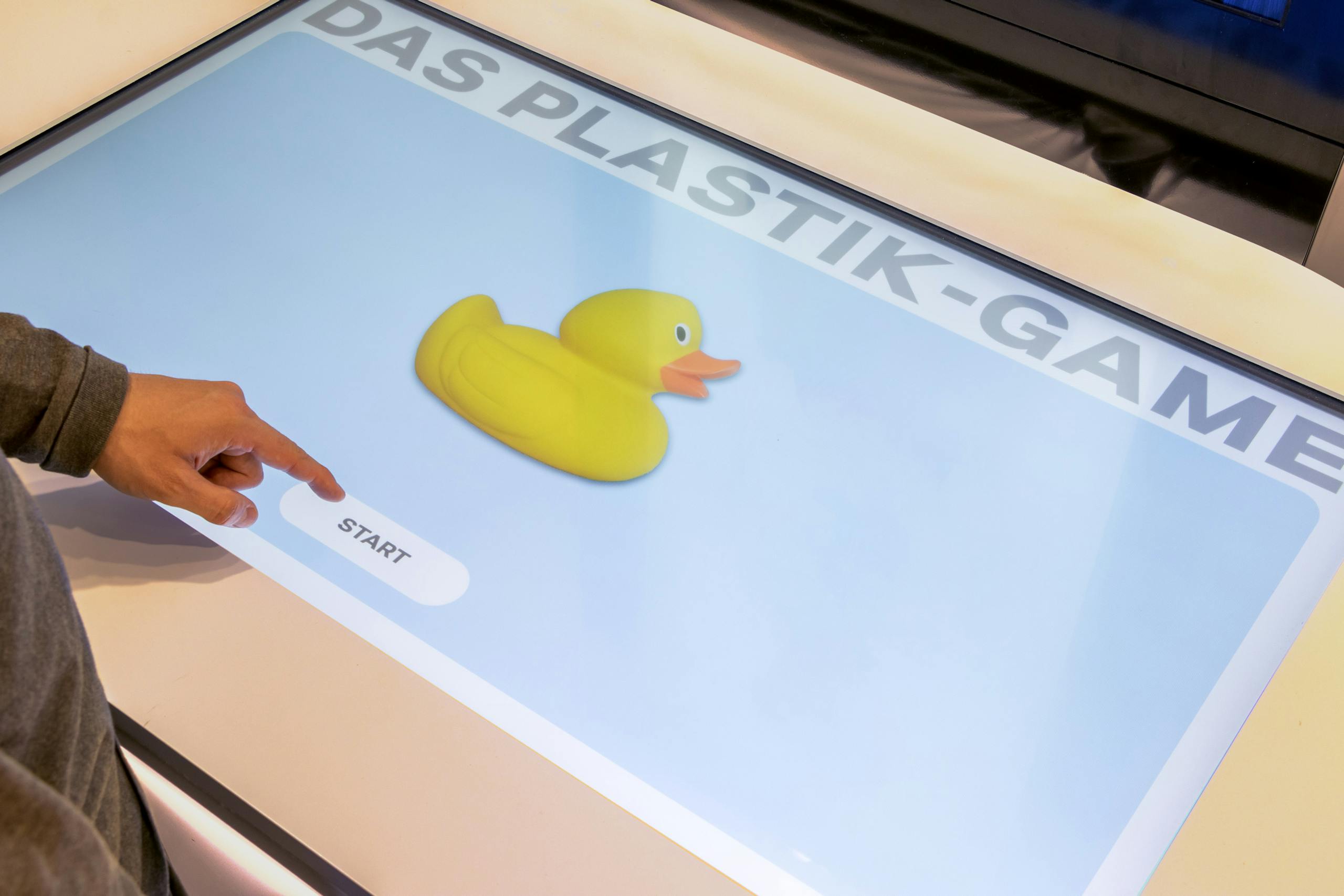 Cedric Kegreiss, Coop, Plastik, Game, Grafik, Design, Gestaltung, Spreitenbach, Basel, Ausstellung, Interaction-Design, Screen-Design, Migros, Plastic