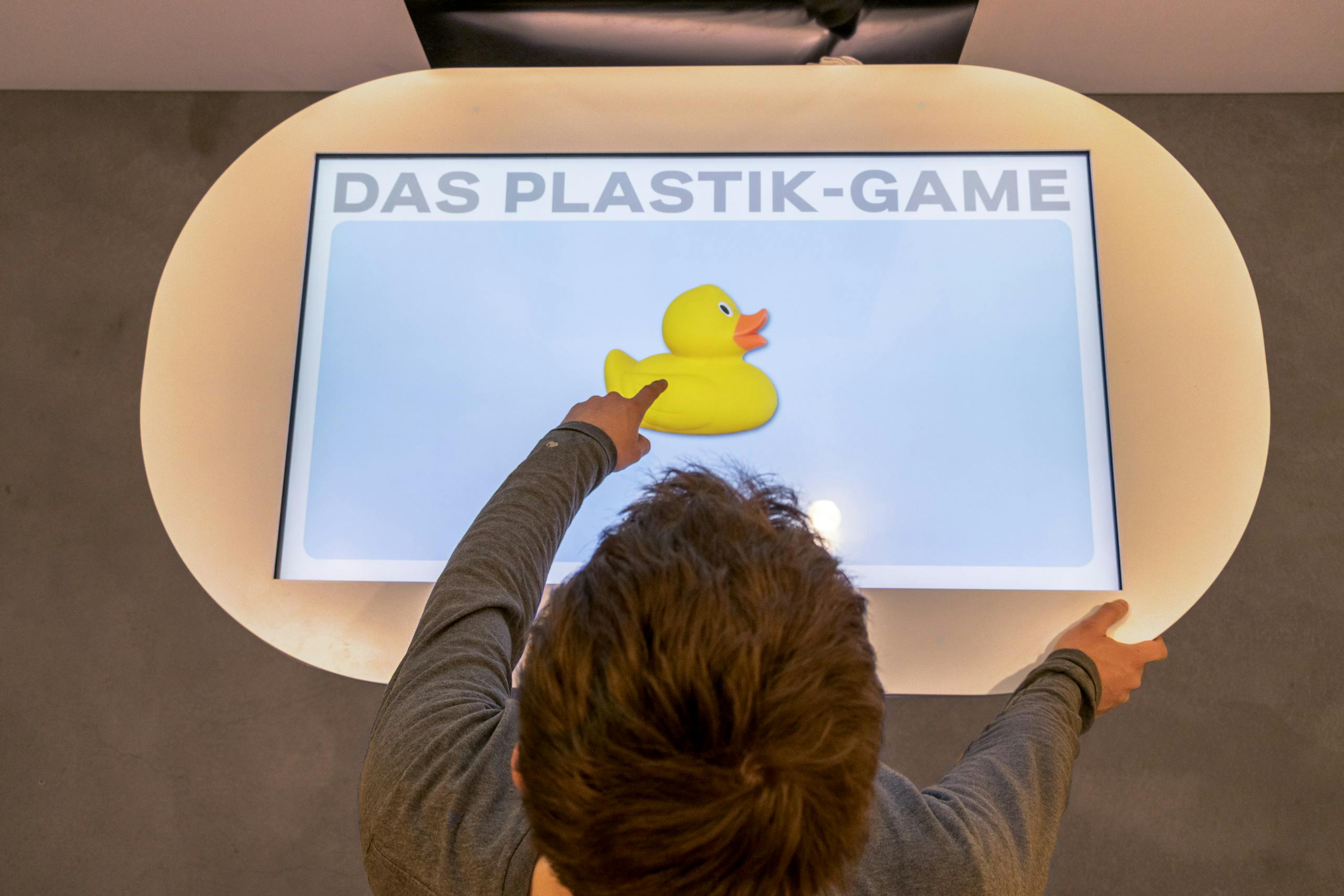 Cedric Kegreiss, Coop, Plastik, Game, Grafik, Design, Gestaltung, Spreitenbach, Basel, Ausstellung, Interaction-Design, Screen-Design, Migros, Plastic